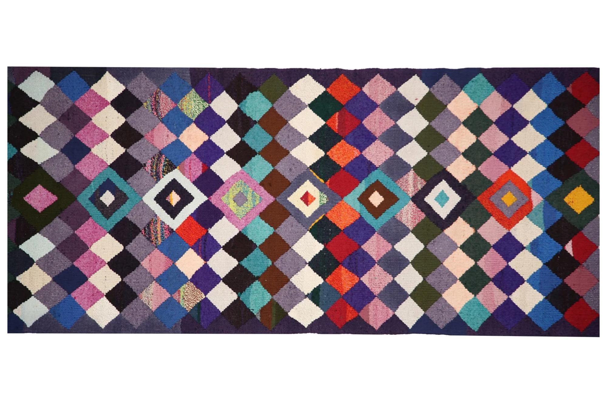 Entdecken Sie die Eleganz der türkischen Kilims mit Teppichen. Dieses exklusive Design, das mit viel Liebe zum Detail entworfen wurde, ist perfekt, um Ihren Raum zu verschönern.