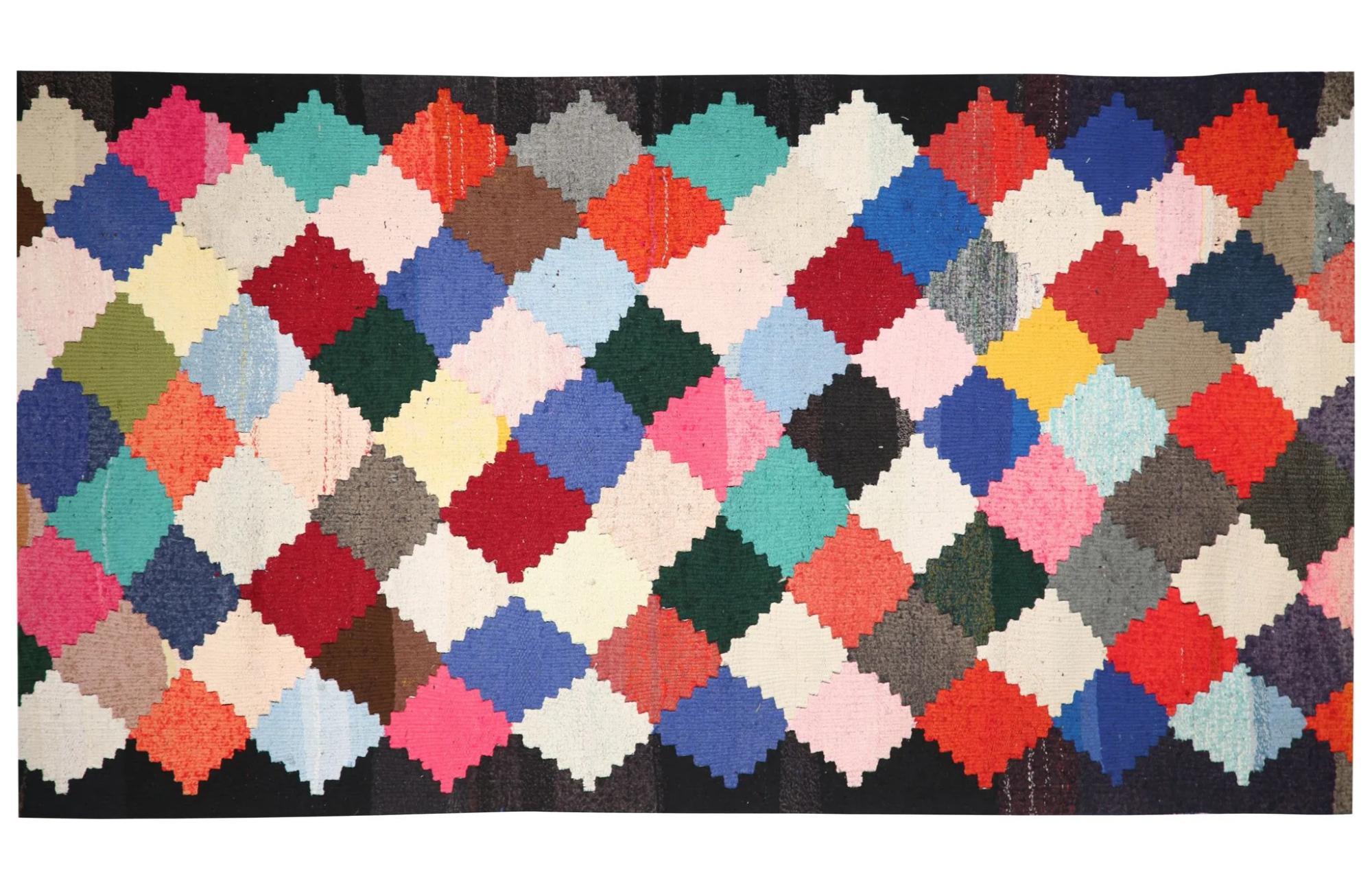 Entdecken Sie die Eleganz der türkischen Kilims mit Teppichen. Dieses exklusive Design, das mit viel Liebe zum Detail entworfen wurde, ist perfekt, um Ihren Raum zu verschönern.