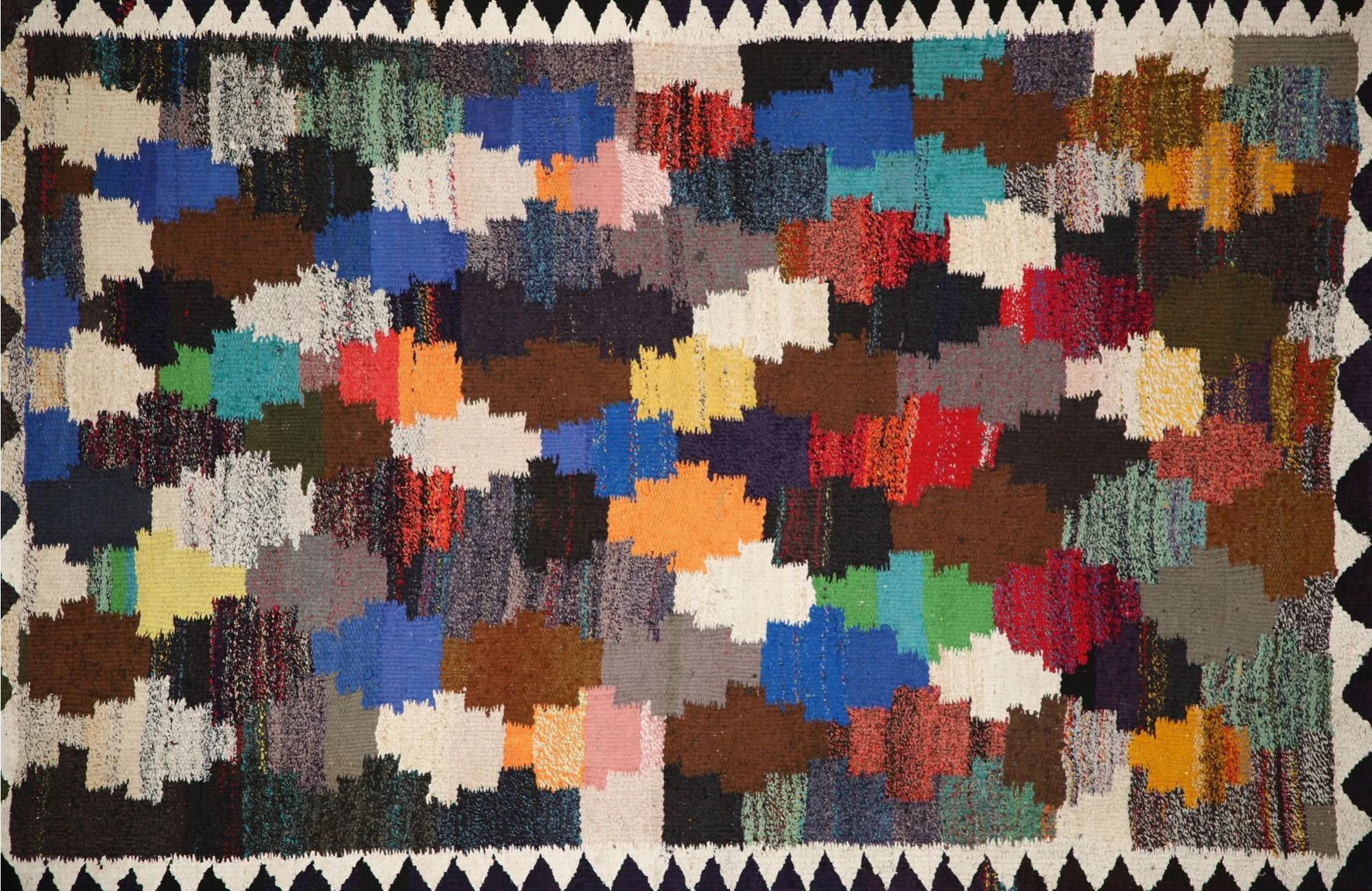 Entdecken Sie die Eleganz der türkischen Kilims mit Teppichen. Dieses exklusive Design, das mit viel Liebe zum Detail entworfen wurde, ist perfekt, um Ihren Raum zu verschönern.