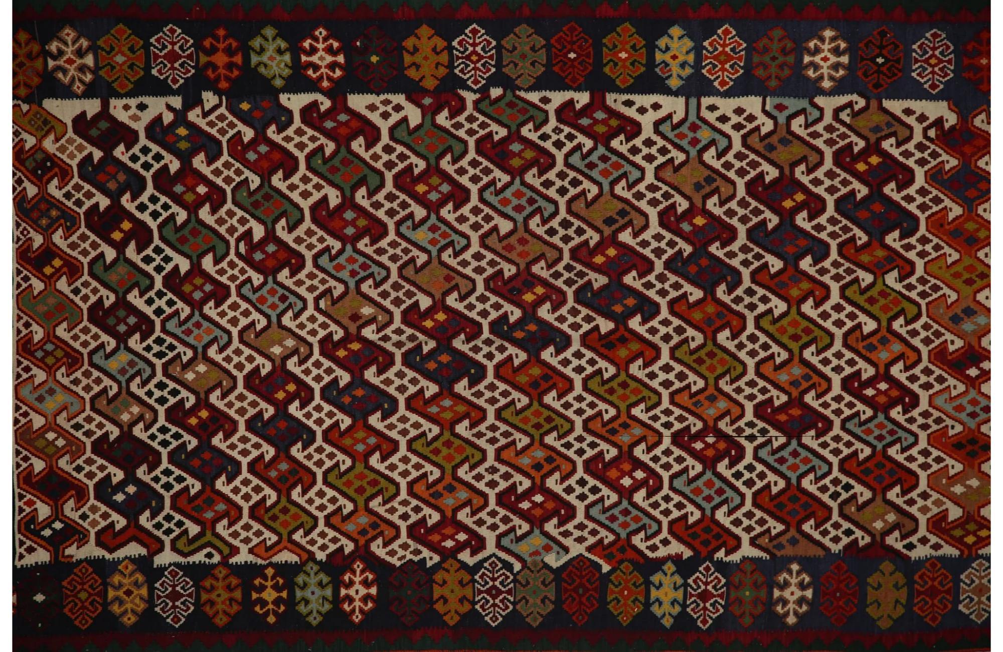 Entdecken Sie die Eleganz der türkischen Kilims mit Teppichen. Dieses exklusive Design, das mit viel Liebe zum Detail entworfen wurde, ist perfekt, um Ihren Raum zu verschönern.
