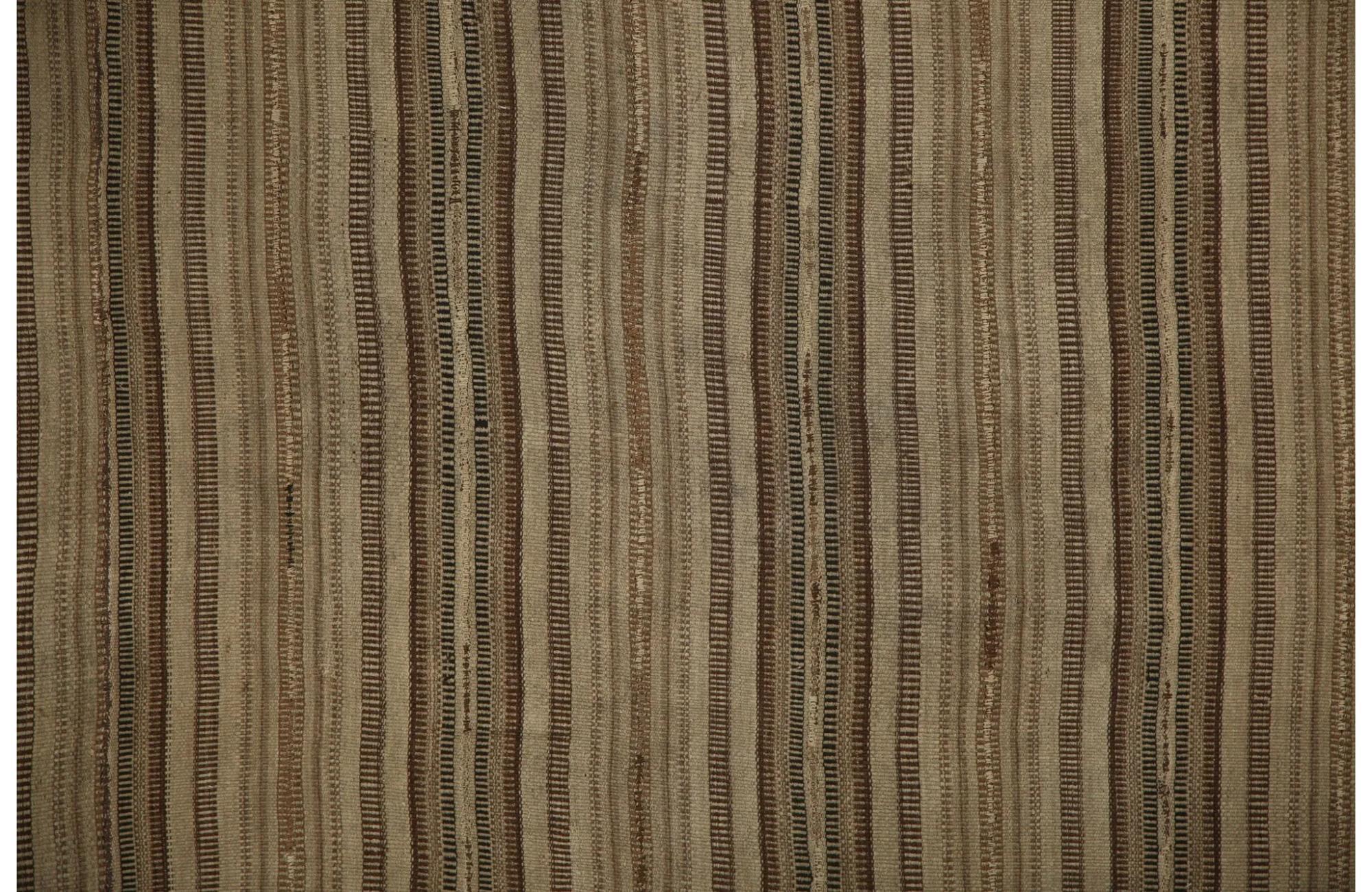 Entdecken Sie die Eleganz der türkischen Kilims mit Teppichen. Dieses exklusive Design, das mit viel Liebe zum Detail entworfen wurde, ist perfekt, um Ihren Raum zu verschönern.
