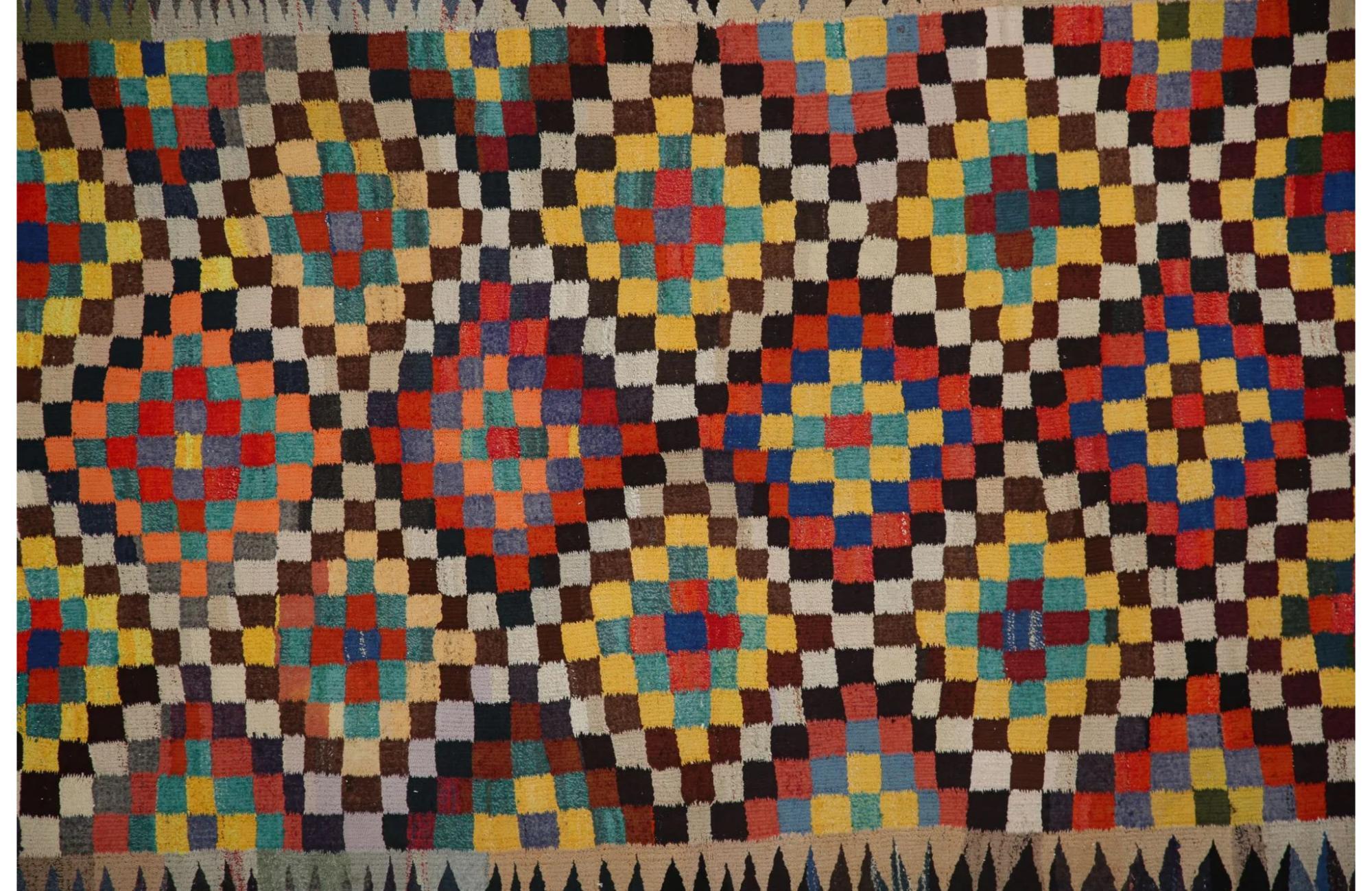 Scopri l'eleganza dei Rug & Kilim della Turchia. Progettato con una meticolosa attenzione ai dettagli, questo design esclusivo è perfetto per valorizzare il tuo spazio.