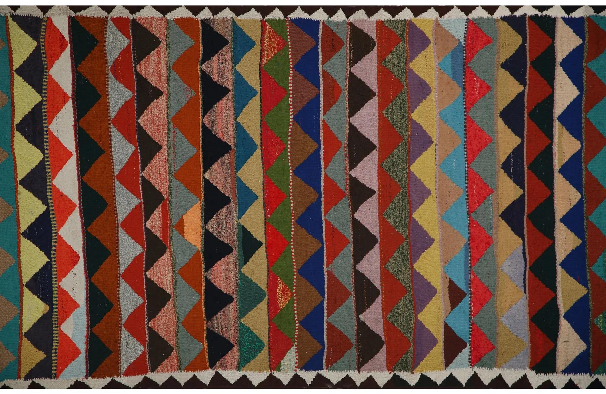 Entdecken Sie die Eleganz der türkischen Kilims mit Teppichen. Dieses exklusive Design, das mit viel Liebe zum Detail entworfen wurde, ist perfekt, um Ihren Raum zu verschönern.