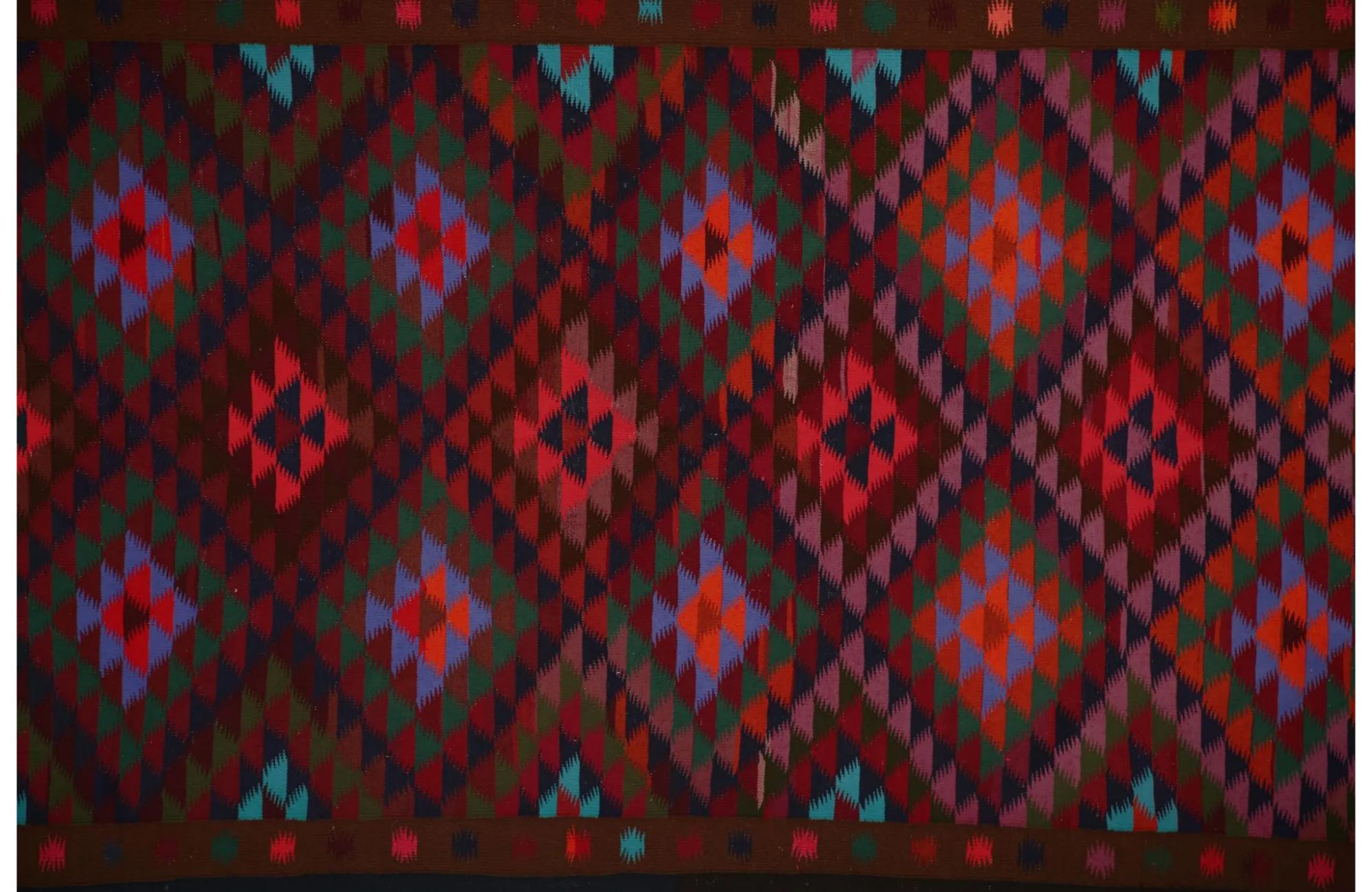Scopri l'eleganza dei Rug & Kilim della Turchia. Progettato con una meticolosa attenzione ai dettagli, questo design esclusivo è perfetto per valorizzare il tuo spazio.