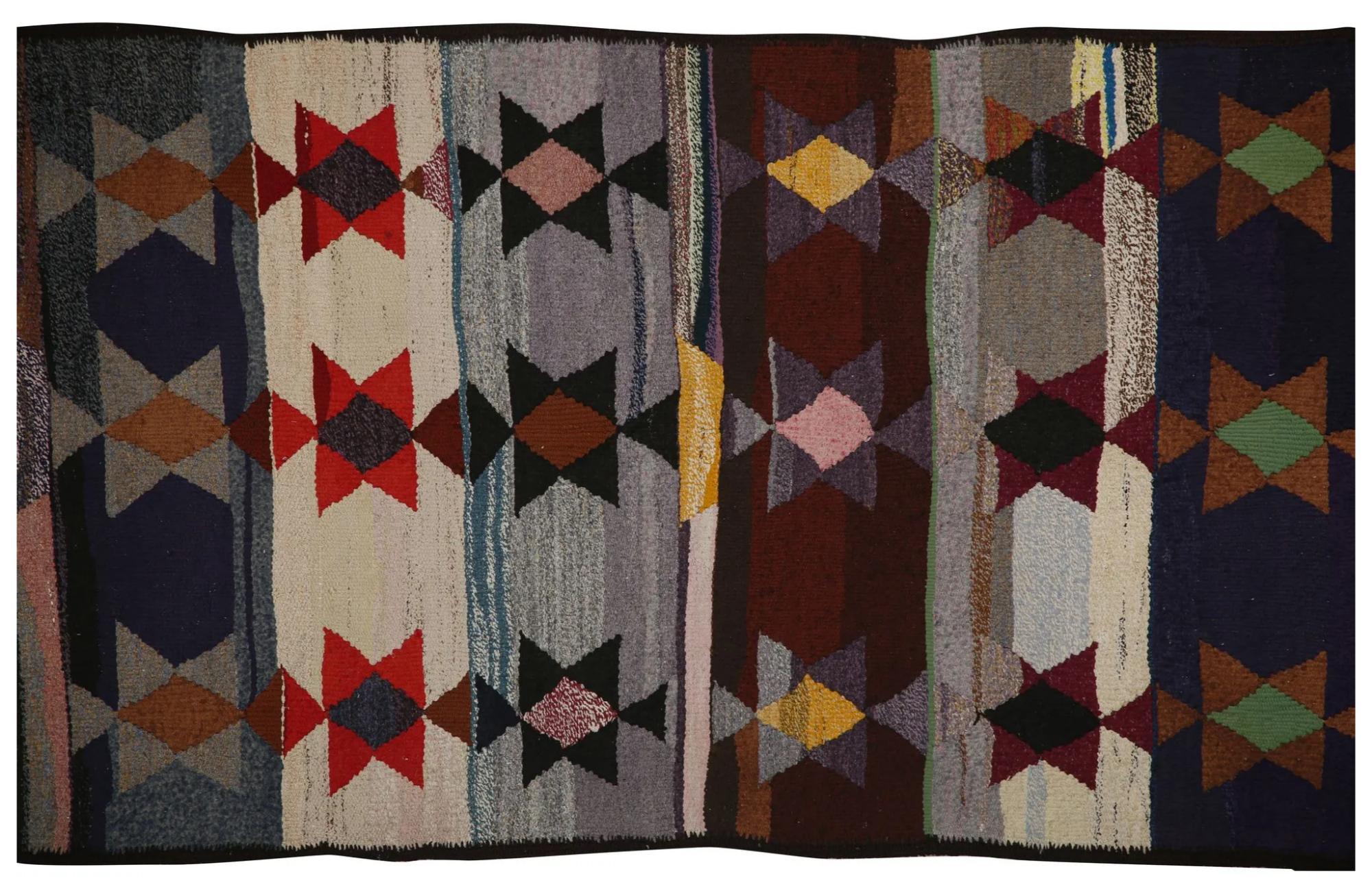 Entdecken Sie die Eleganz der türkischen Kilims mit Teppichen. Dieses exklusive Design, das mit viel Liebe zum Detail entworfen wurde, ist perfekt, um Ihren Raum zu verschönern.