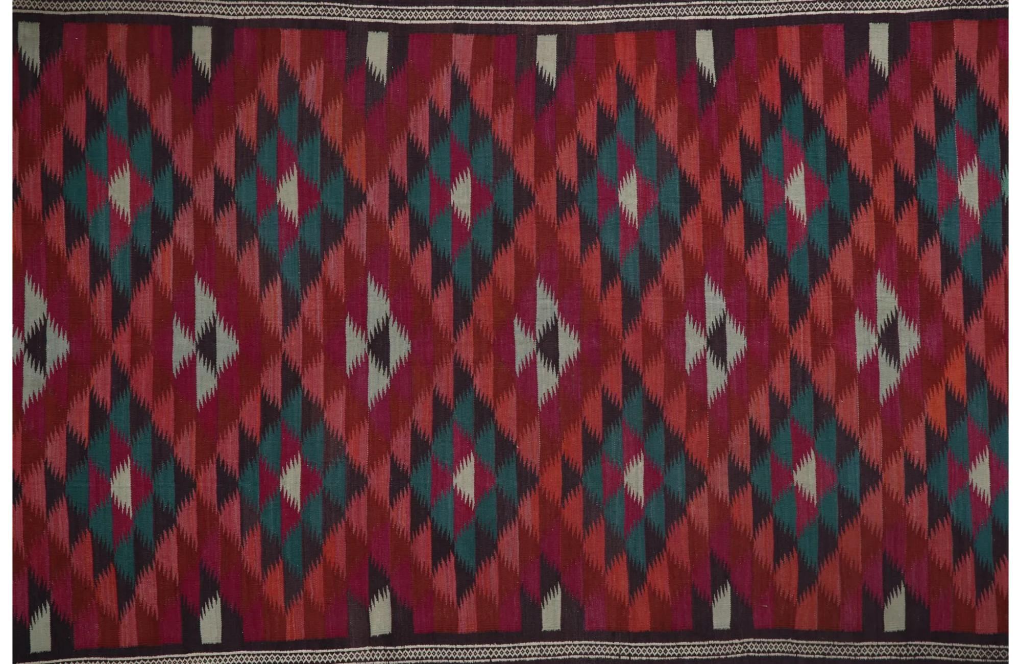 Entdecken Sie die Eleganz der türkischen Kilims mit Teppichen. Dieses exklusive Design, das mit viel Liebe zum Detail entworfen wurde, ist perfekt, um Ihren Raum zu verschönern.