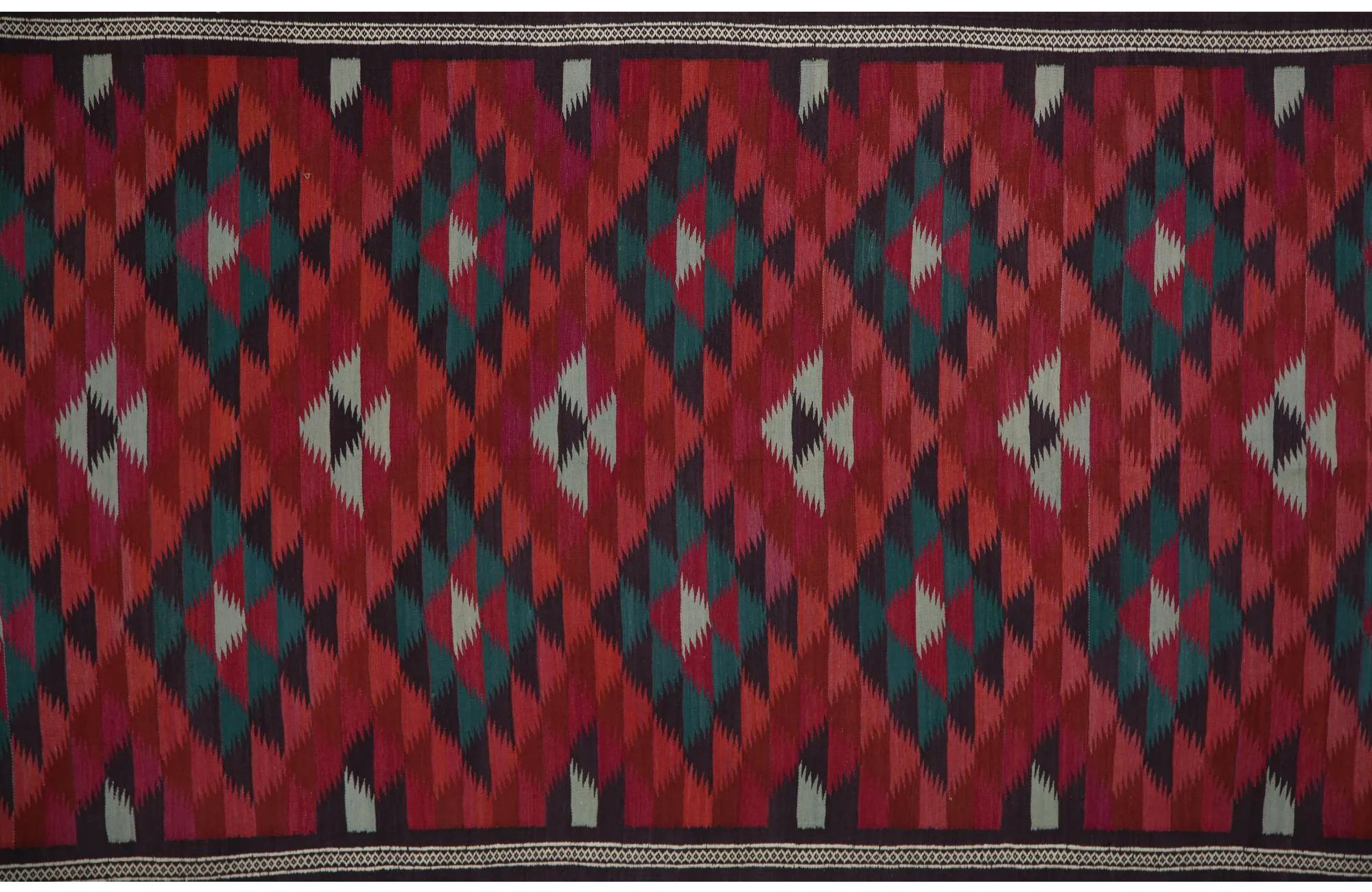 Entdecken Sie die Eleganz der türkischen Kilims mit Teppichen. Dieses exklusive Design, das mit viel Liebe zum Detail entworfen wurde, ist perfekt, um Ihren Raum zu verschönern.