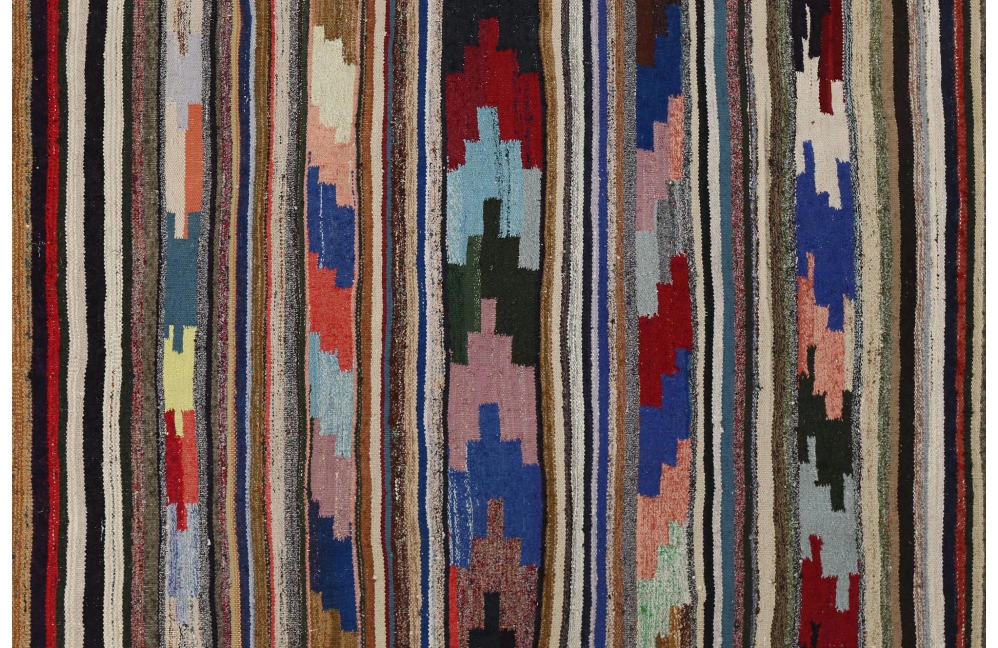 Entdecken Sie die Eleganz der türkischen Kilims mit Teppichen. Dieses exklusive Design, das mit viel Liebe zum Detail entworfen wurde, ist perfekt, um Ihren Raum zu verschönern.