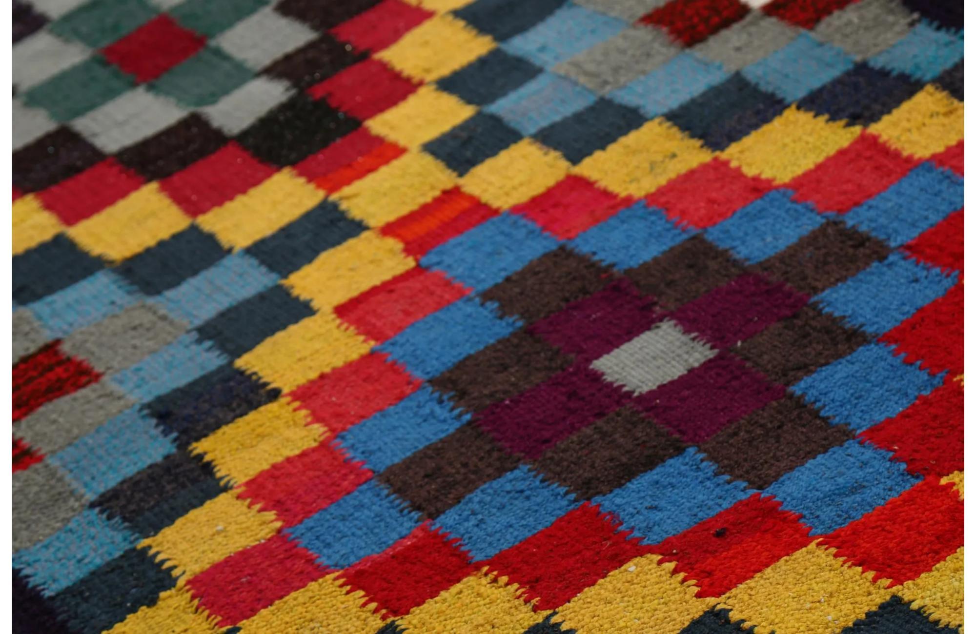 Entdecken Sie die Eleganz der türkischen Kilims mit Teppichen. Dieses exklusive Design, das mit viel Liebe zum Detail entworfen wurde, ist perfekt, um Ihren Raum zu verschönern.