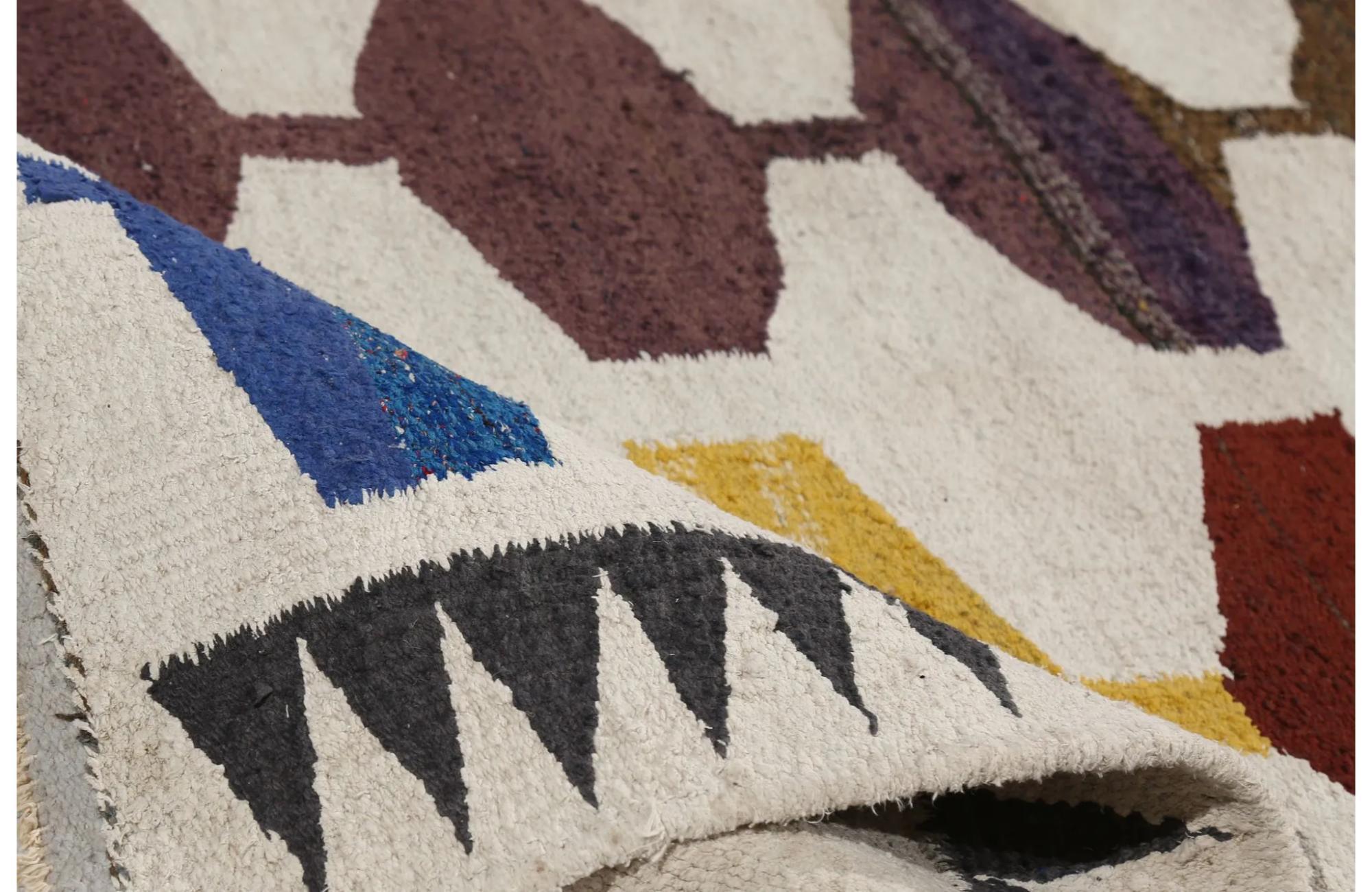 Scopri l'eleganza dei Rug & Kilim della Turchia. Progettato con una meticolosa attenzione ai dettagli, questo design esclusivo è perfetto per valorizzare il tuo spazio.