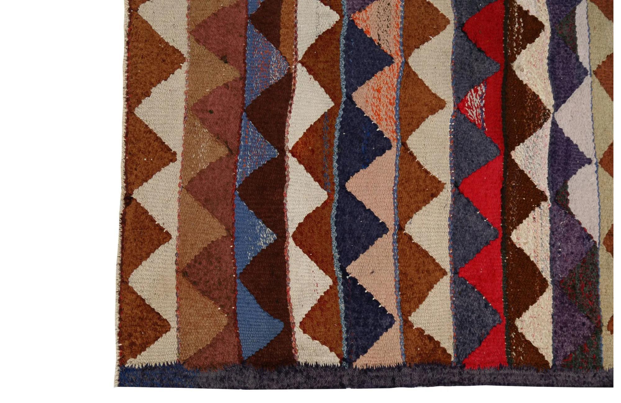 Entdecken Sie die Eleganz der türkischen Kilims mit Teppichen. Dieses exklusive Design, das mit viel Liebe zum Detail entworfen wurde, ist perfekt, um Ihren Raum zu verschönern.