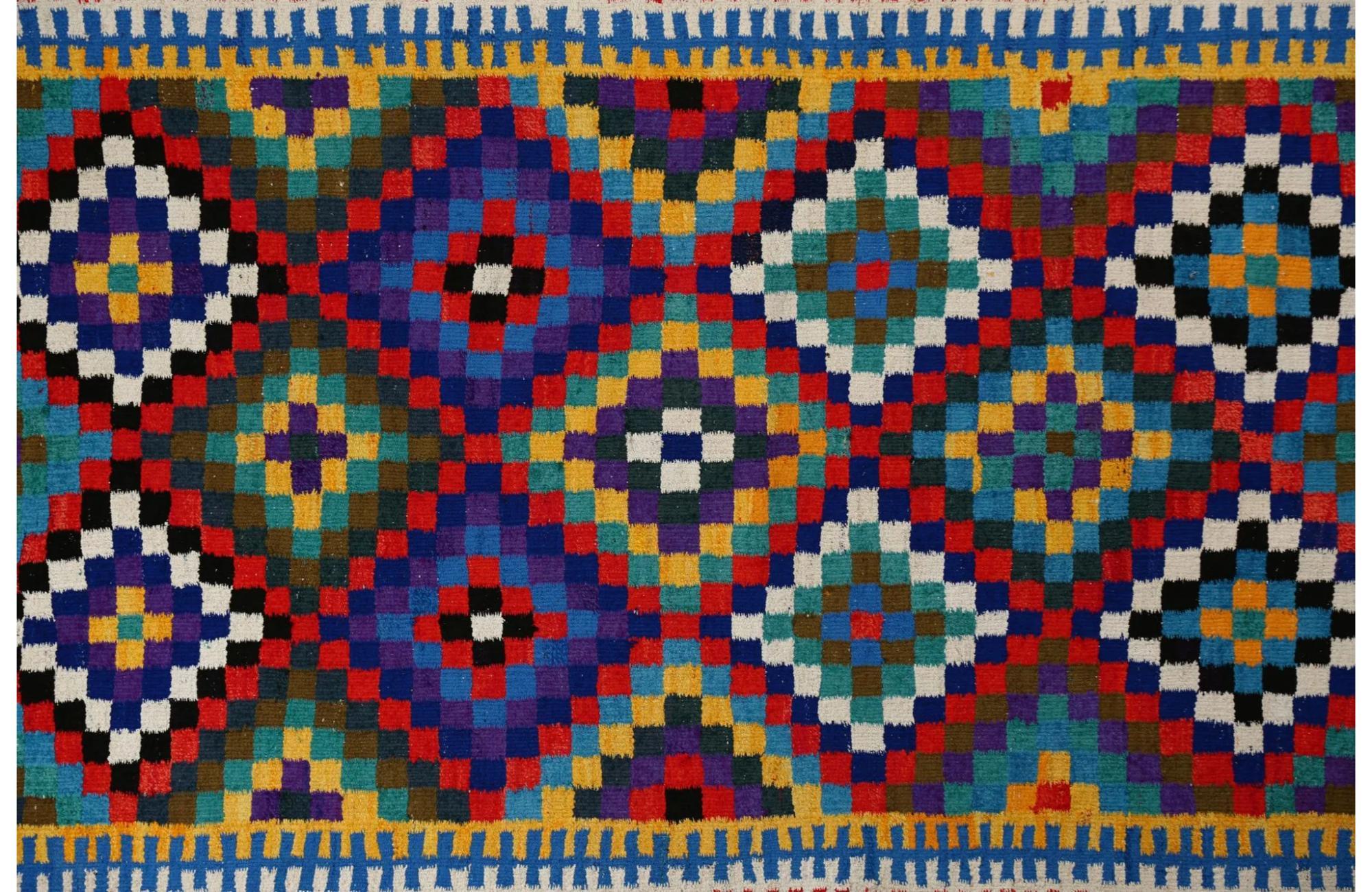 Entdecken Sie die Eleganz der türkischen Kilims mit Teppichen. Dieses exklusive Design, das mit viel Liebe zum Detail entworfen wurde, ist perfekt, um Ihren Raum zu verschönern.