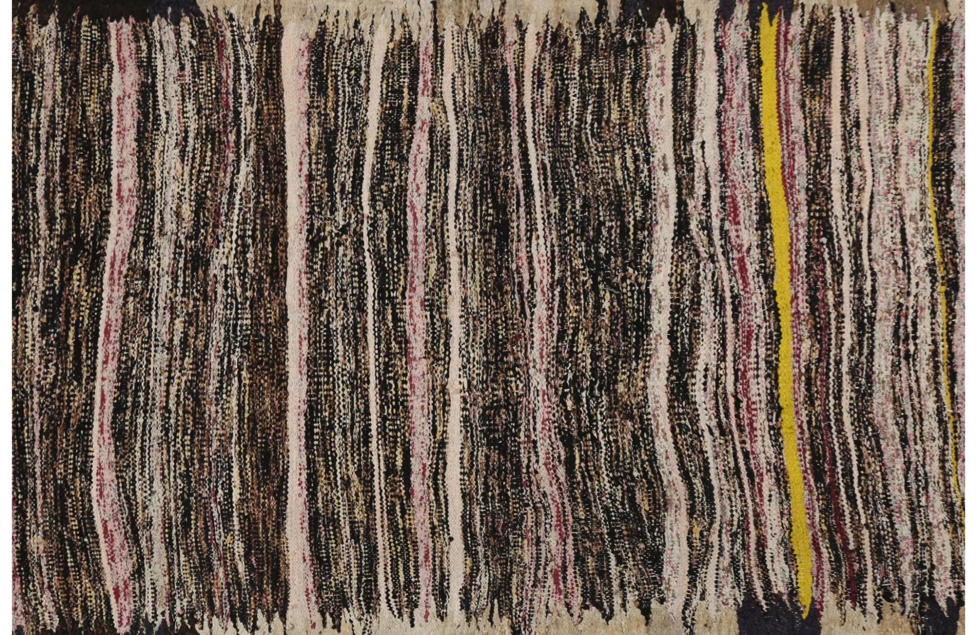 Scopri l'eleganza dei Rug & Kilim della Turchia. Progettato con una meticolosa attenzione ai dettagli, questo design esclusivo è perfetto per valorizzare il tuo spazio.