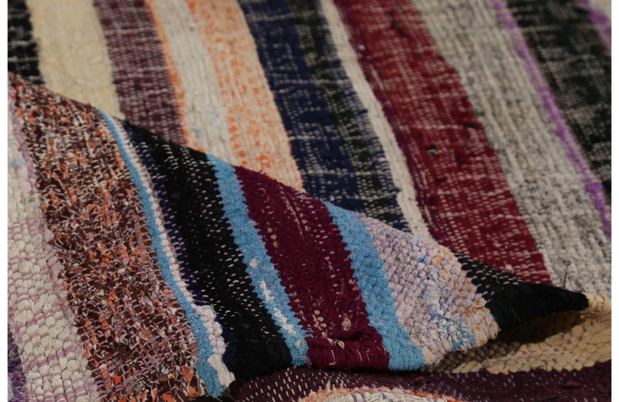 Entdecken Sie die Eleganz der türkischen Kilims mit Teppichen. Dieses exklusive Design, das mit viel Liebe zum Detail entworfen wurde, ist perfekt, um Ihren Raum zu verschönern.