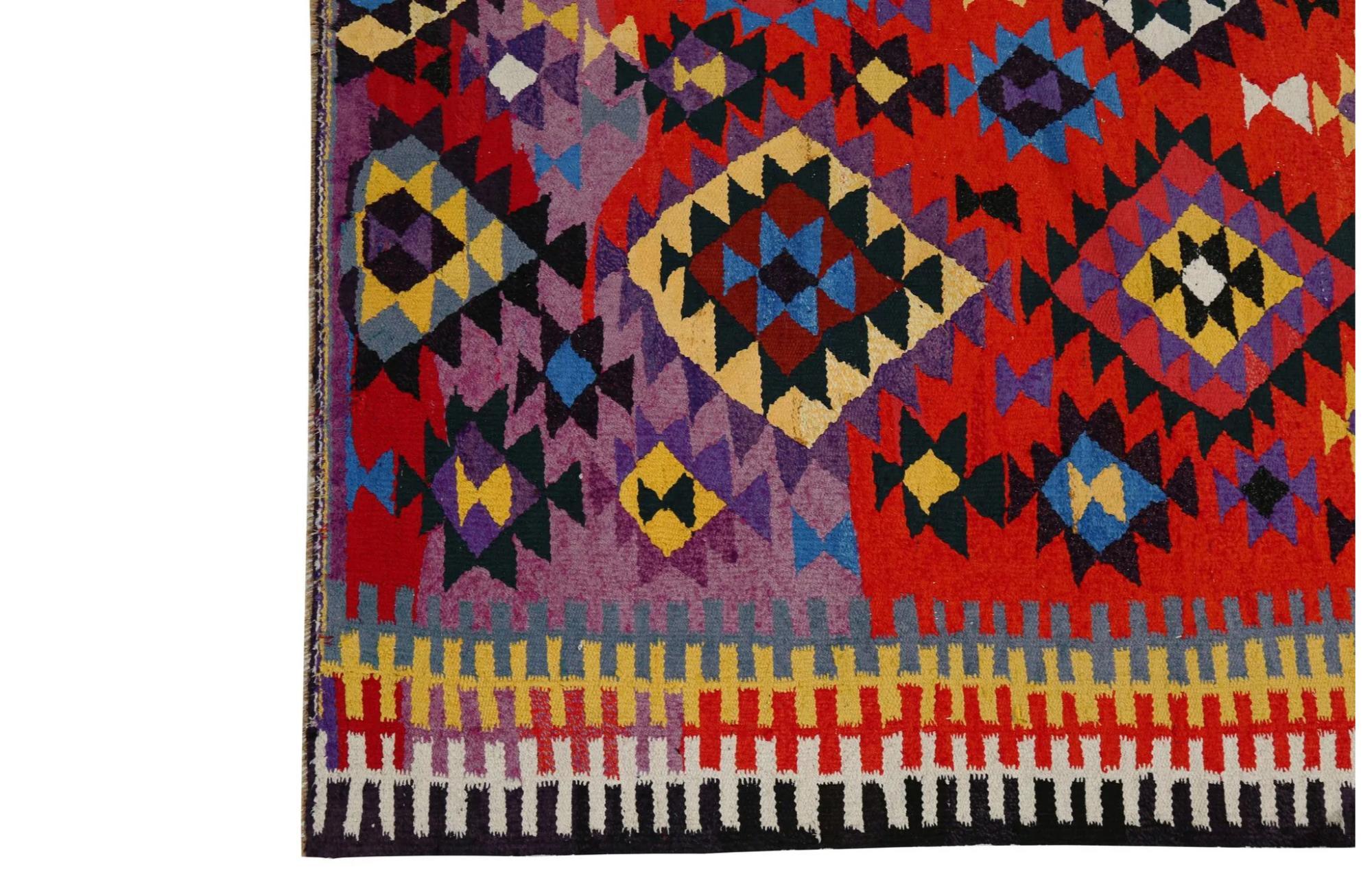 Entdecken Sie die Eleganz der türkischen Kilims mit Teppichen. Dieses exklusive Design, das mit viel Liebe zum Detail entworfen wurde, ist perfekt, um Ihren Raum zu verschönern.