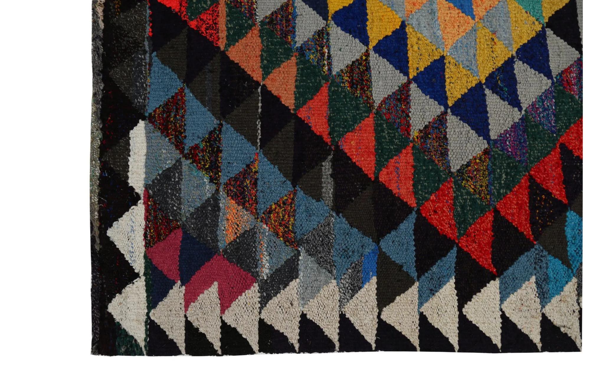 Entdecken Sie die Eleganz der türkischen Kilims mit Teppichen. Dieses exklusive Design, das mit viel Liebe zum Detail entworfen wurde, ist perfekt, um Ihren Raum zu verschönern.