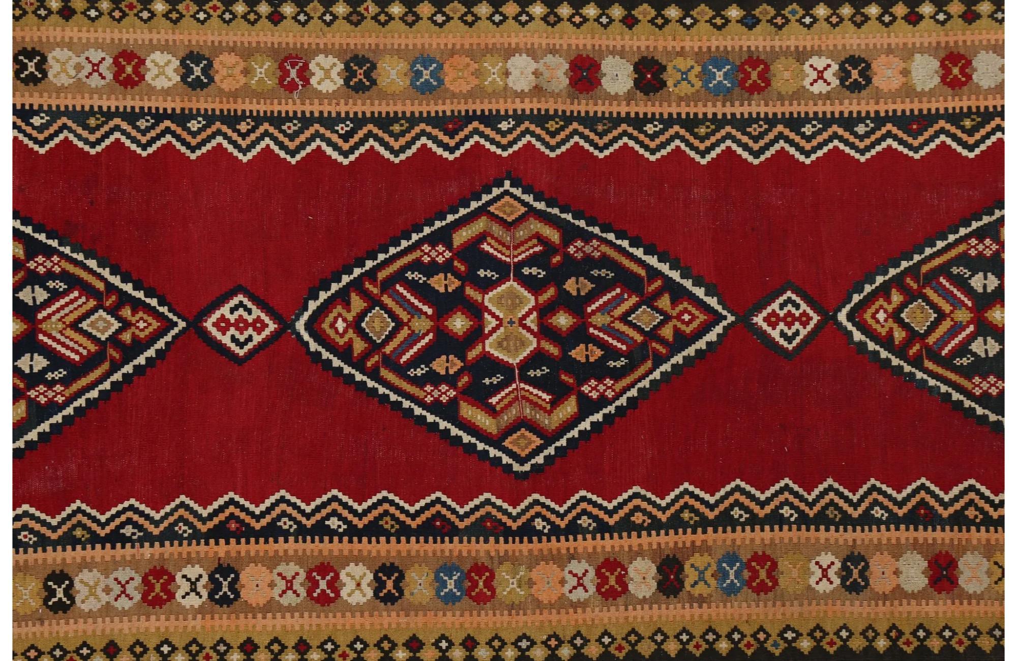 Entdecken Sie die Eleganz der türkischen Kilims mit Teppichen. Dieses exklusive Design, das mit viel Liebe zum Detail entworfen wurde, ist perfekt, um Ihren Raum zu verschönern.