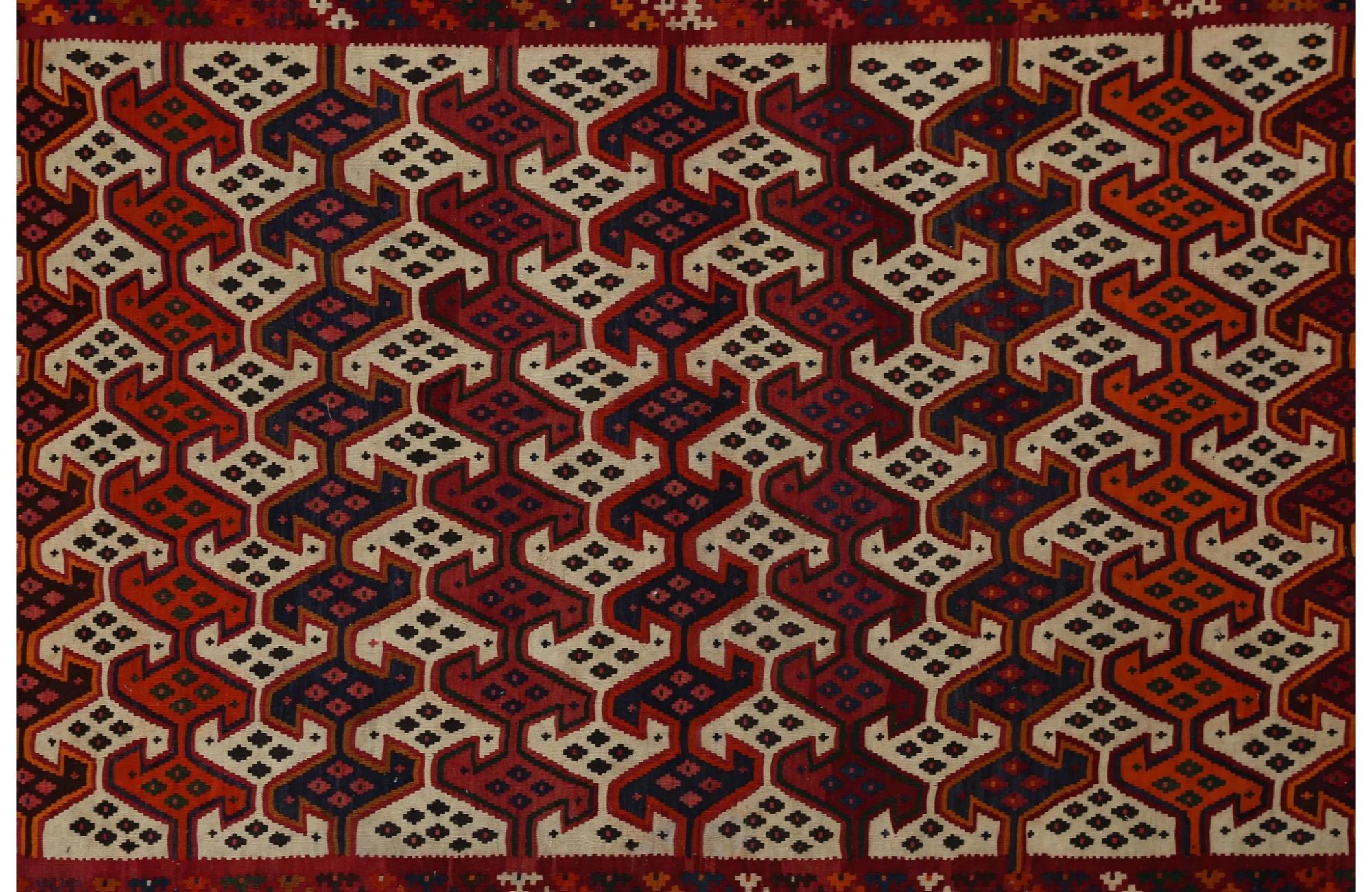 Entdecken Sie die Eleganz der türkischen Kilims mit Teppichen. Dieses exklusive Design, das mit viel Liebe zum Detail entworfen wurde, ist perfekt, um Ihren Raum zu verschönern.