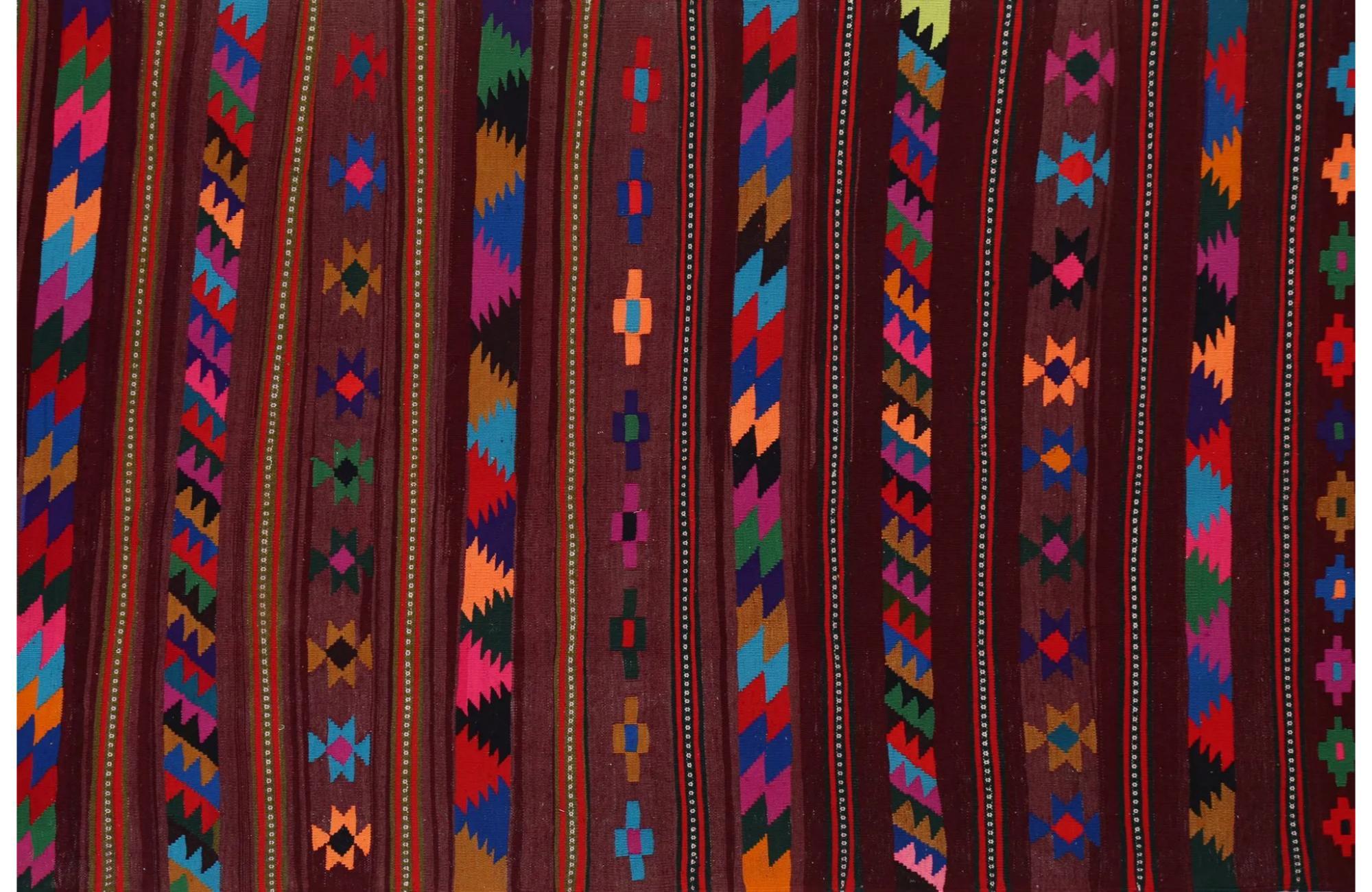 Scopri l'eleganza dei Rug & Kilim della Turchia. Progettato con una meticolosa attenzione ai dettagli, questo design esclusivo è perfetto per valorizzare il tuo spazio.