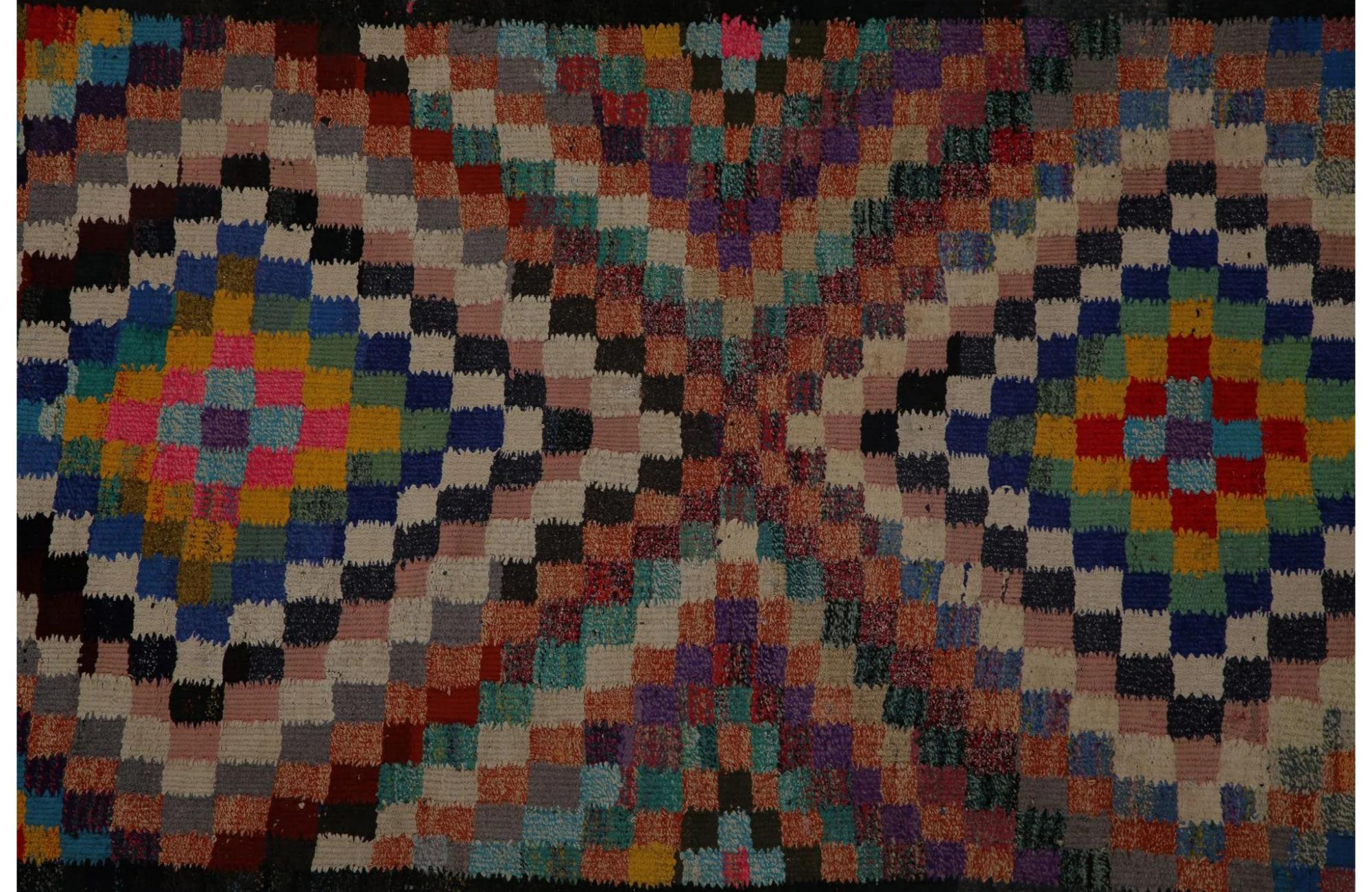Entdecken Sie die Eleganz der türkischen Kilims mit Teppichen. Dieses exklusive Design, das mit viel Liebe zum Detail entworfen wurde, ist perfekt, um Ihren Raum zu verschönern.