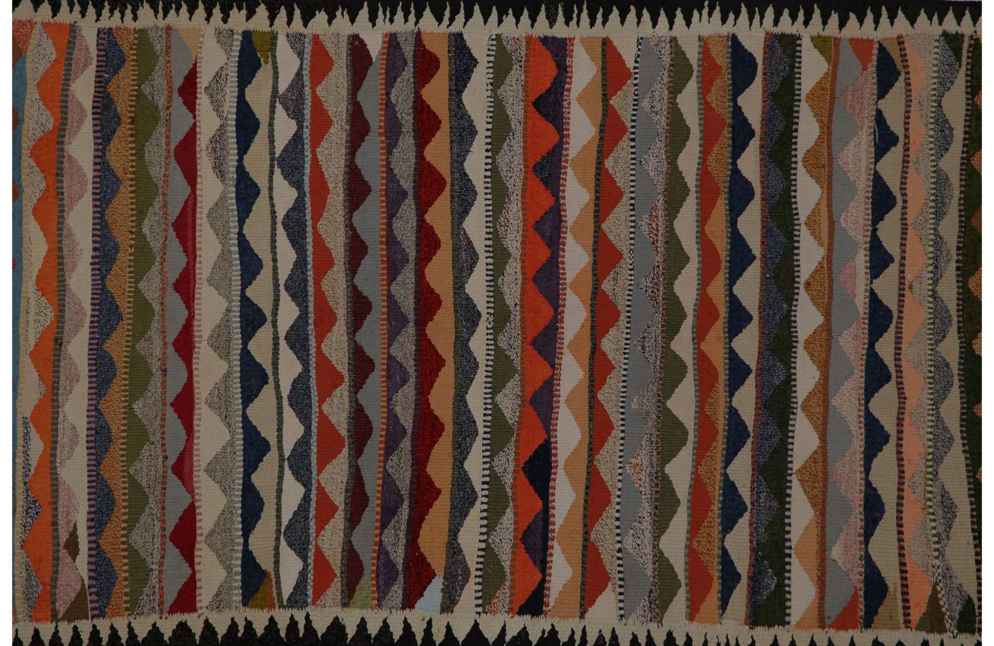 Entdecken Sie die Eleganz der türkischen Kilims mit Teppichen. Dieses exklusive Design, das mit viel Liebe zum Detail entworfen wurde, ist perfekt, um Ihren Raum zu verschönern.