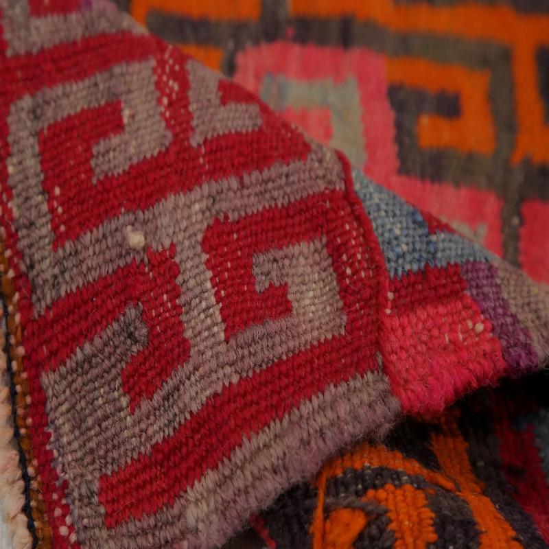 Scopri l'eleganza dei Rug & Kilim della Turchia. Progettato con una meticolosa attenzione ai dettagli, questo design esclusivo è perfetto per valorizzare il tuo spazio.