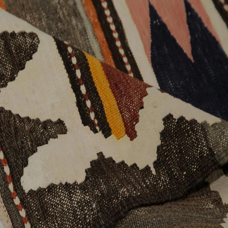 Scopri l'eleganza dei Rug & Kilim della Turchia. Progettato con una meticolosa attenzione ai dettagli, questo design esclusivo è perfetto per valorizzare il tuo spazio.