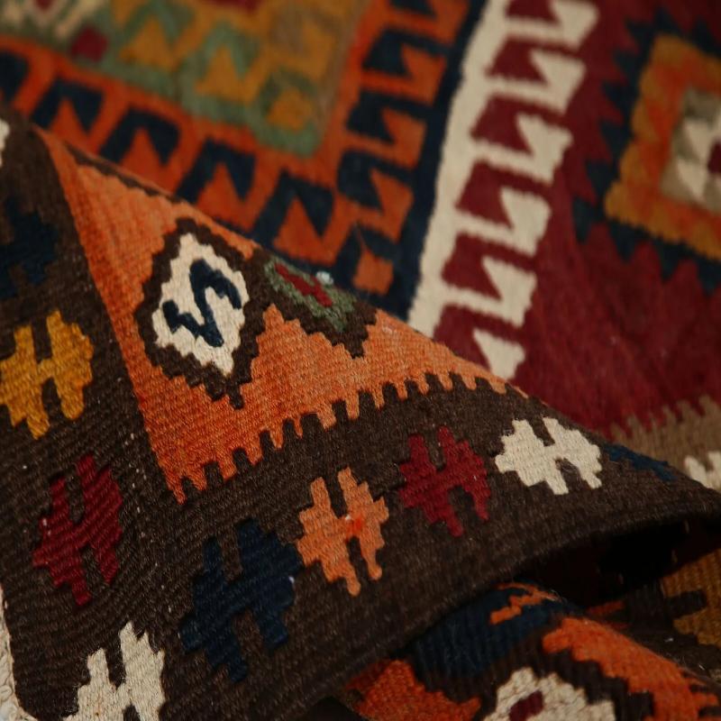 Entdecken Sie die Eleganz der türkischen Kilims mit Teppichen. Dieses exklusive Design, das mit viel Liebe zum Detail entworfen wurde, ist perfekt, um Ihren Raum zu verschönern.
