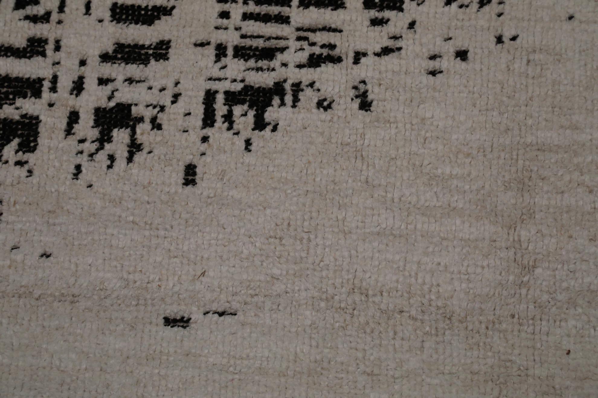 Marokkanische Teppiche aus der Türkei - Wolle Schwarz Elfenbein Design - 99616 (Stammeskunst) im Angebot