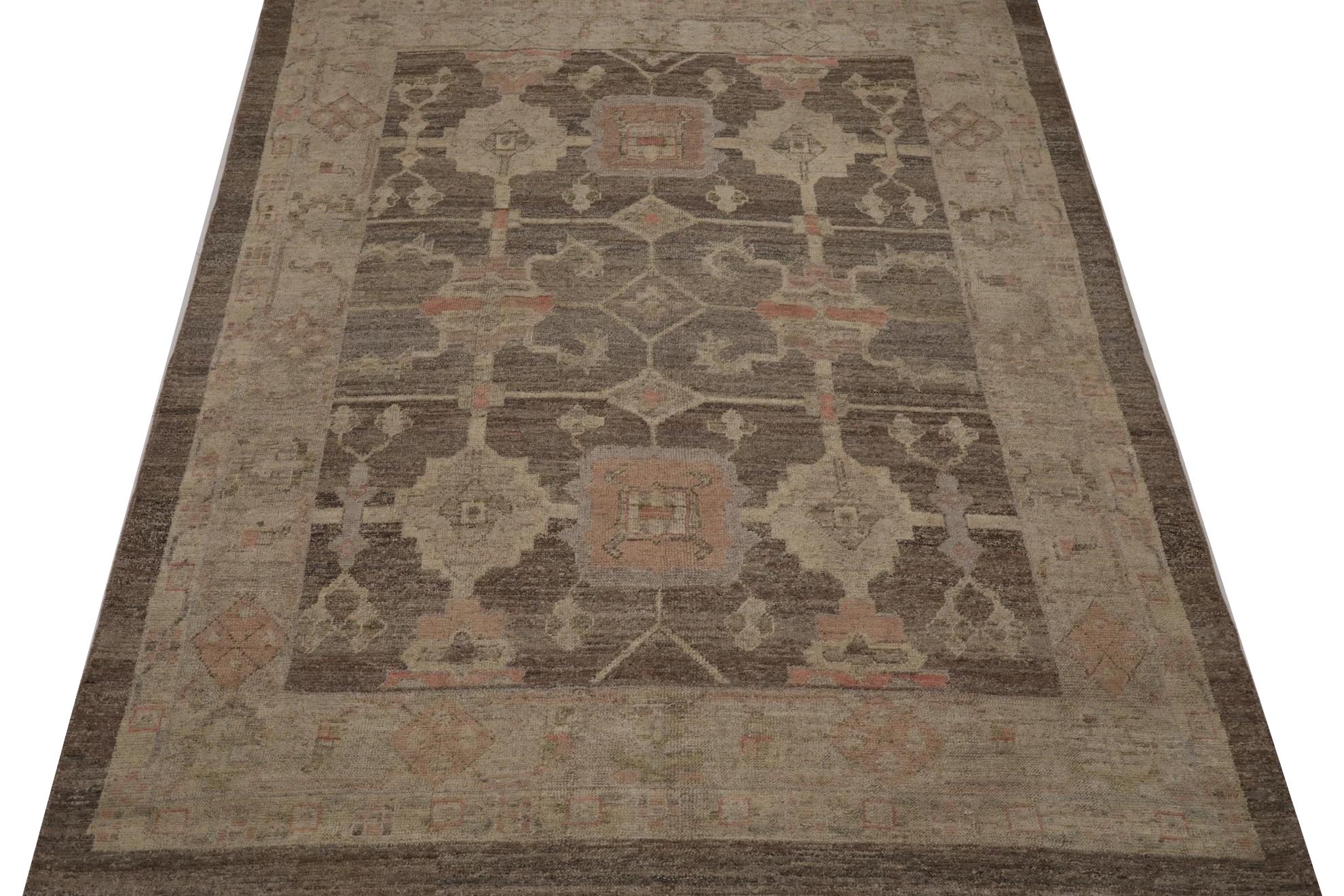 Scopri l'eleganza della Turchia Oushak con i tappeti per l'area CIRCA del 1990. Progettato con lana e marrone-avorio-rosa, questo design esclusivo è perfetto per valorizzare il tuo spazio.