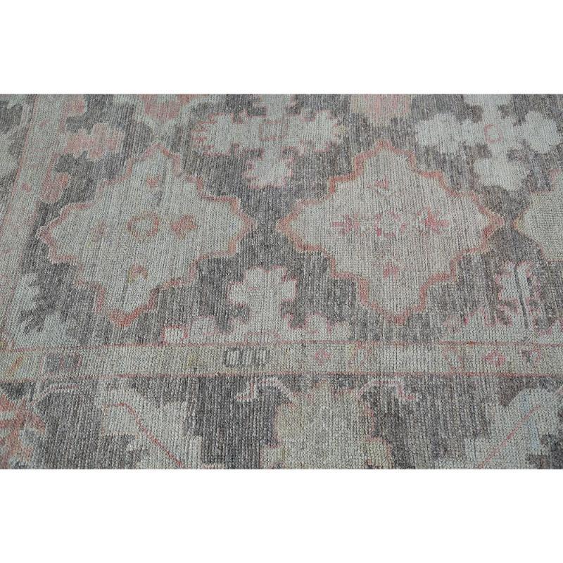 Scopri l'eleganza dei tappeti per l'area della Turchia Oushak. Progettato con una meticolosa attenzione ai dettagli, questo design esclusivo è perfetto per valorizzare il tuo spazio.