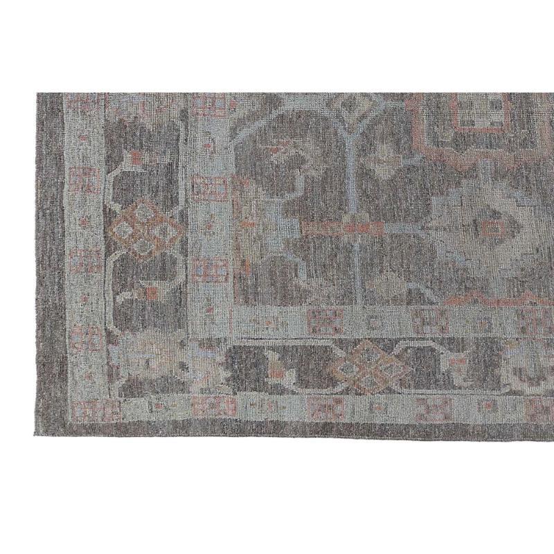 Scopri l'eleganza dei tappeti per l'area della Turchia Oushak. Progettato con una meticolosa attenzione ai dettagli, questo design esclusivo è perfetto per valorizzare il tuo spazio.