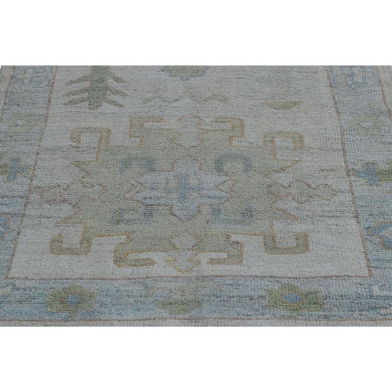 Descubre la elegancia de las alfombras Oushak de Turquía. Diseñado con meticulosa atención al detalle, este diseño exclusivo es perfecto para realzar tu espacio.