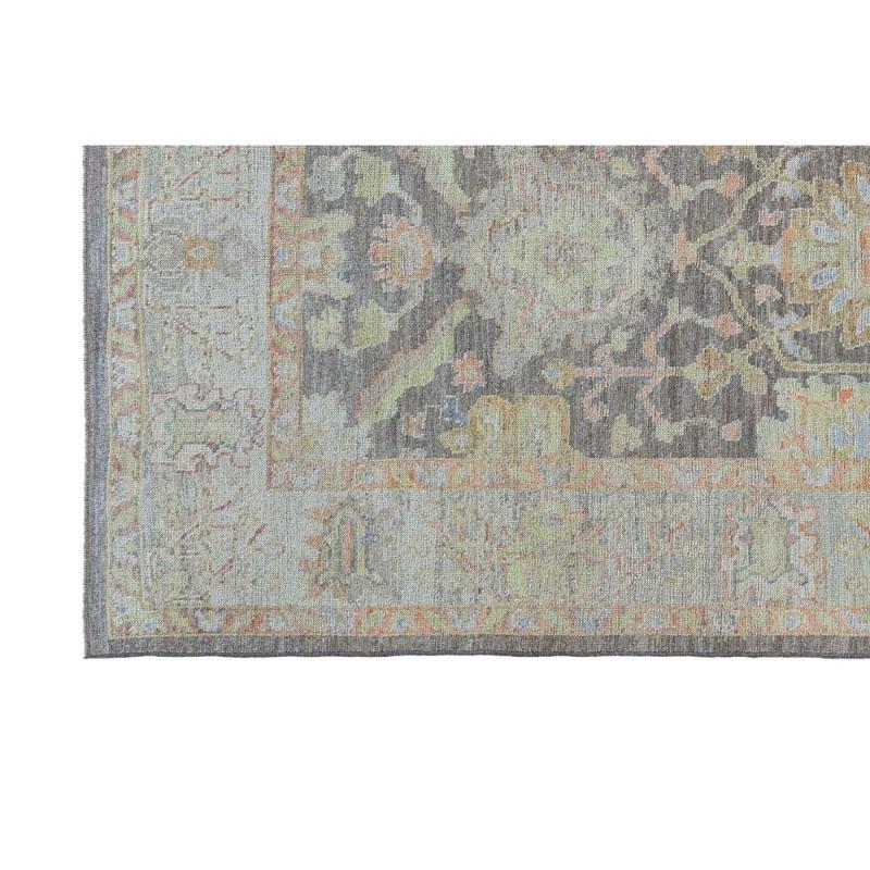 Scopri l'eleganza dei tappeti per l'area della Turchia Oushak. Progettato con una meticolosa attenzione ai dettagli, questo design esclusivo è perfetto per valorizzare il tuo spazio.