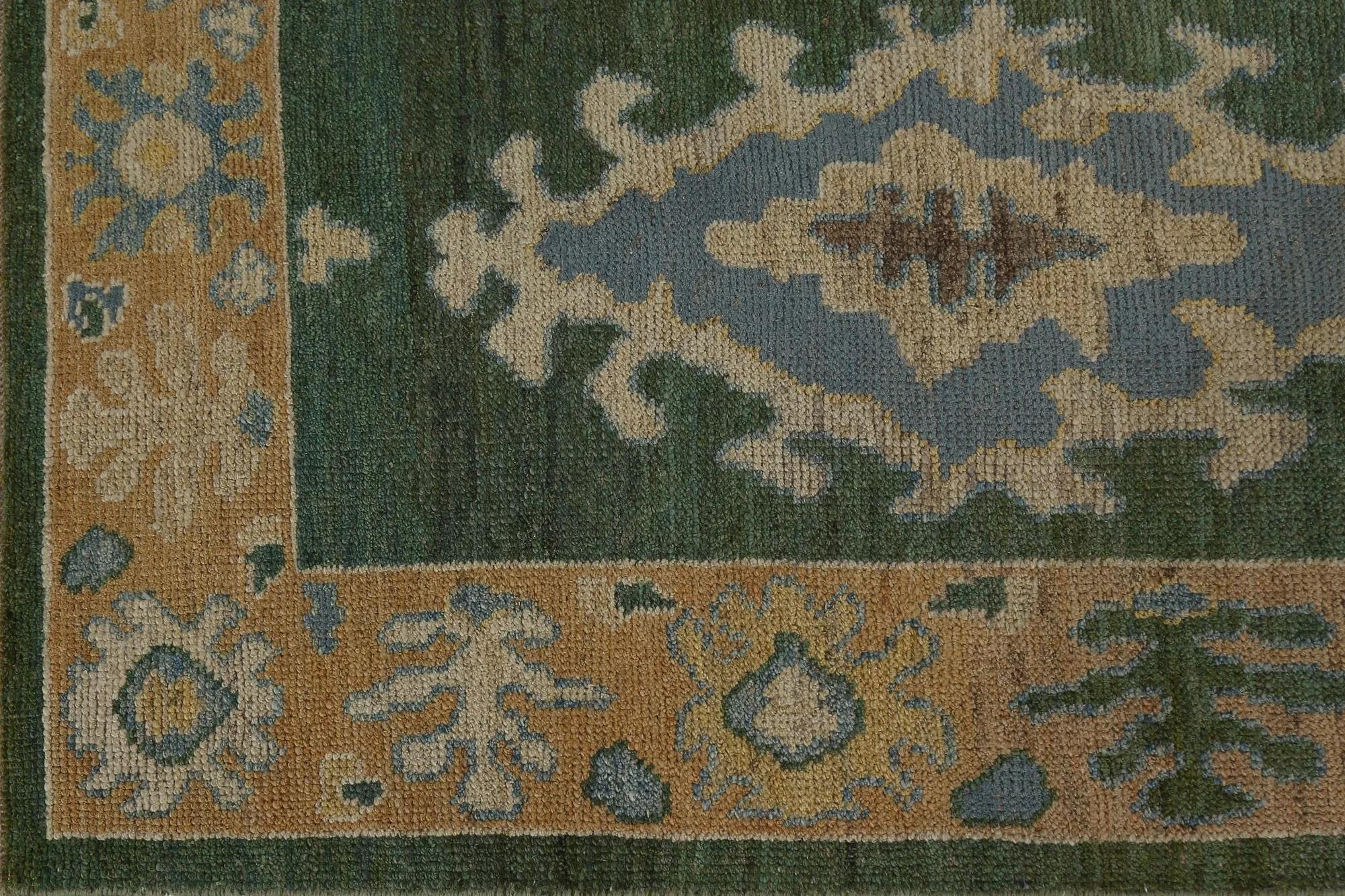 Découvrez l'élégance des tapis Oushak de Turquie. Conçu avec une attention méticuleuse aux détails, ce design exclusif est parfait pour mettre en valeur votre espace.