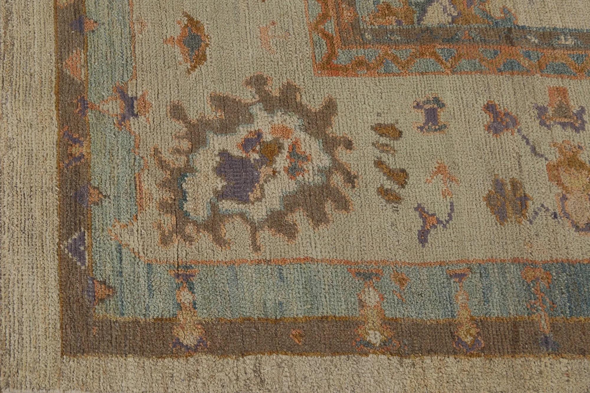 Entdecken Sie die Eleganz von Turkey Oushak mit seinen Teppichen. Dieses exklusive Design, das mit viel Liebe zum Detail entworfen wurde, ist perfekt, um Ihren Raum zu verschönern.