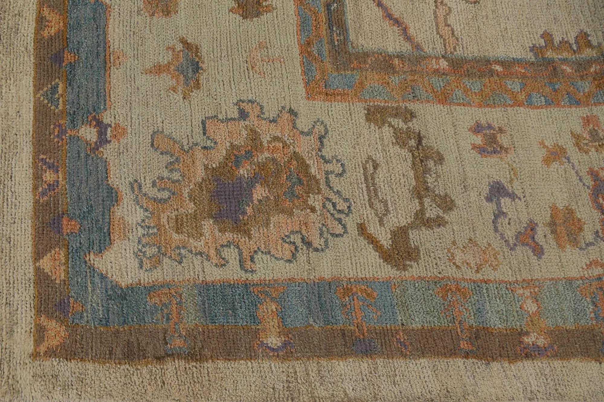 Entdecken Sie die Eleganz von Turkey Oushak mit seinen Teppichen. Dieses exklusive Design, das mit viel Liebe zum Detail entworfen wurde, ist perfekt, um Ihren Raum zu verschönern.