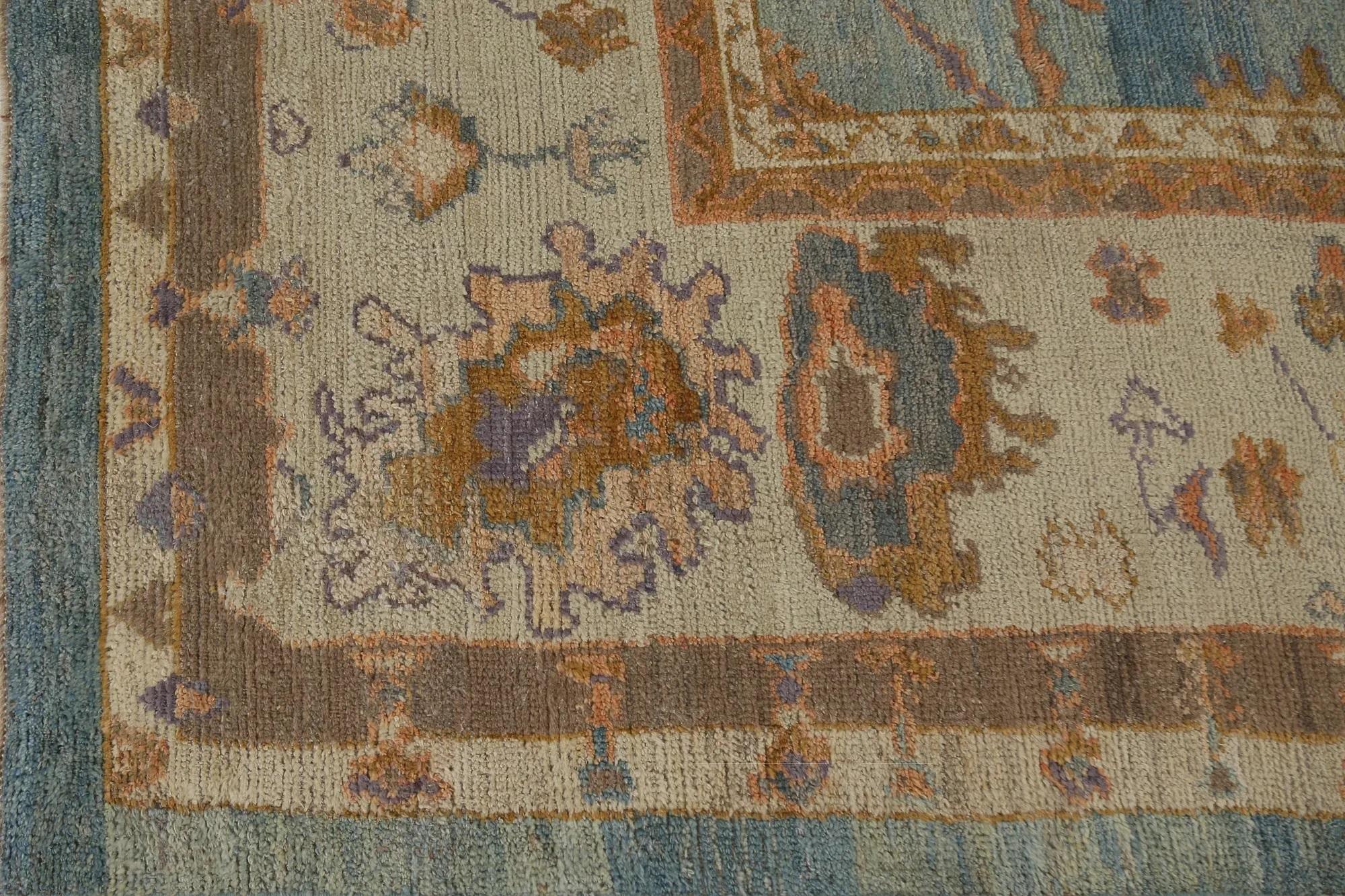 Entdecken Sie die Eleganz von Turkey Oushak mit seinen Teppichen. Dieses exklusive Design, das mit viel Liebe zum Detail entworfen wurde, ist perfekt, um Ihren Raum zu verschönern.