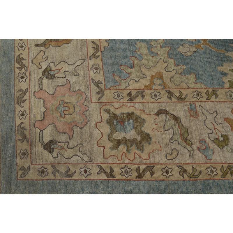 Descubre la elegancia de las alfombras Oushak de Turquía. Diseñado con meticulosa atención al detalle, este diseño exclusivo es perfecto para realzar tu espacio.