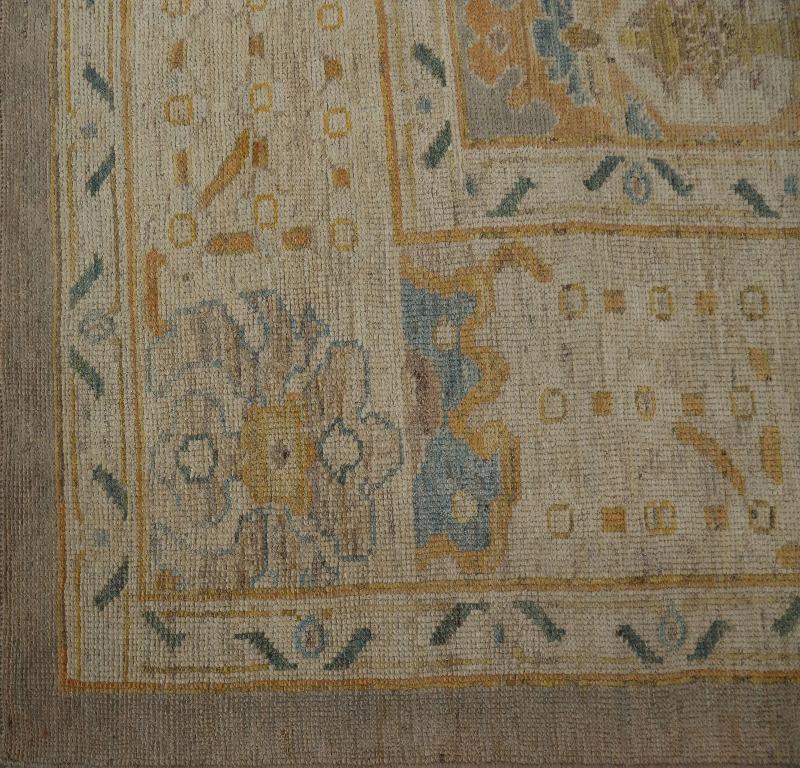 Entdecken Sie die Eleganz von Turkey Oushak mit seinen Teppichen. Dieses exklusive Design, das mit viel Liebe zum Detail entworfen wurde, ist perfekt, um Ihren Raum zu verschönern.