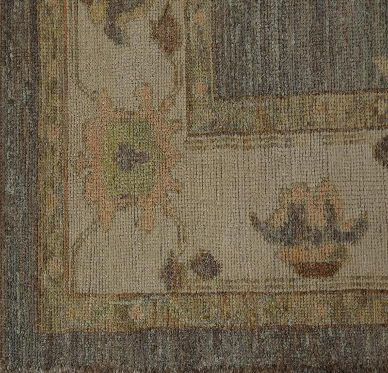 Entdecken Sie die Eleganz von Turkey Oushak mit seinen Teppichen. Dieses exklusive Design, das mit viel Liebe zum Detail entworfen wurde, ist perfekt, um Ihren Raum zu verschönern.