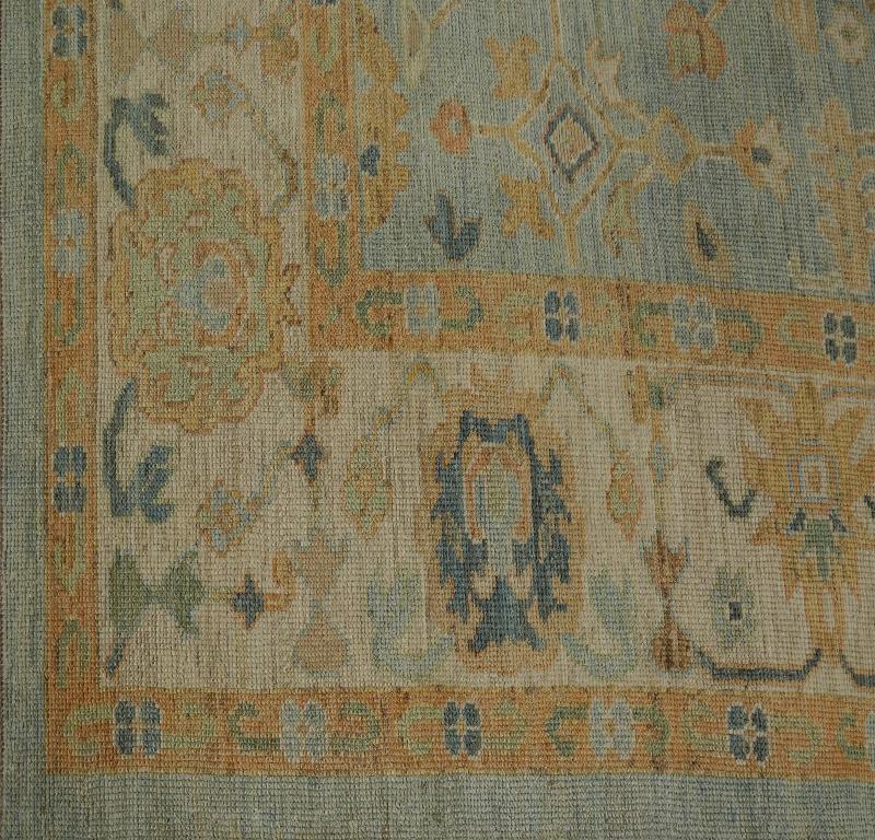 Entdecken Sie die Eleganz von Turkey Oushak mit seinen Teppichen. Dieses exklusive Design, das mit viel Liebe zum Detail entworfen wurde, ist perfekt, um Ihren Raum zu verschönern.