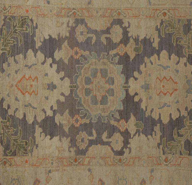 Entdecken Sie die Eleganz von Turkey Oushak mit seinen Teppichen. Dieses exklusive Design, das mit viel Liebe zum Detail entworfen wurde, ist perfekt, um Ihren Raum zu verschönern.