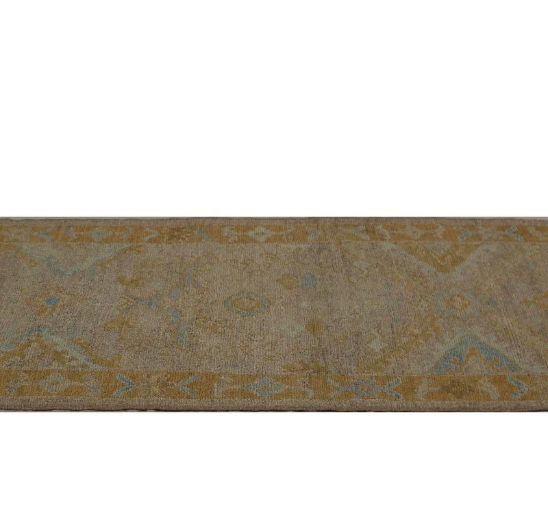 Entdecken Sie die Eleganz von Turkey Oushak mit seinen Teppichen. Dieses exklusive Design, das mit viel Liebe zum Detail entworfen wurde, ist perfekt, um Ihren Raum zu verschönern.