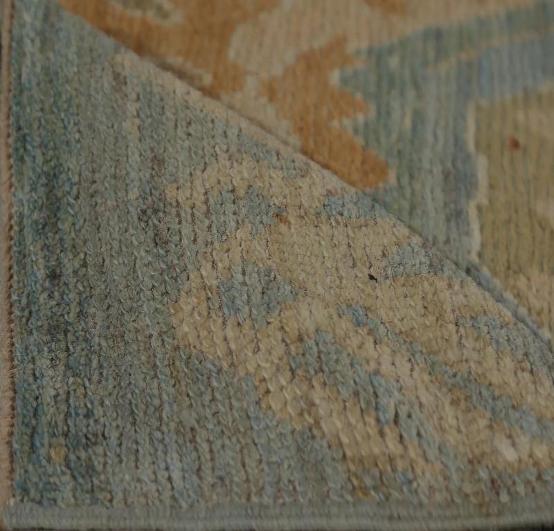 Scopri l'eleganza dei tappeti per l'area della Turchia Oushak. Progettato con una meticolosa attenzione ai dettagli, questo design esclusivo è perfetto per valorizzare il tuo spazio.