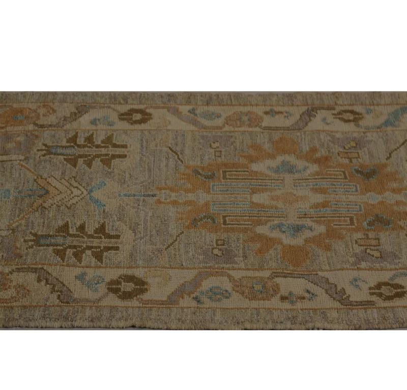 Scopri l'eleganza dei tappeti per l'area della Turchia Oushak. Progettato con una meticolosa attenzione ai dettagli, questo design esclusivo è perfetto per valorizzare il tuo spazio.