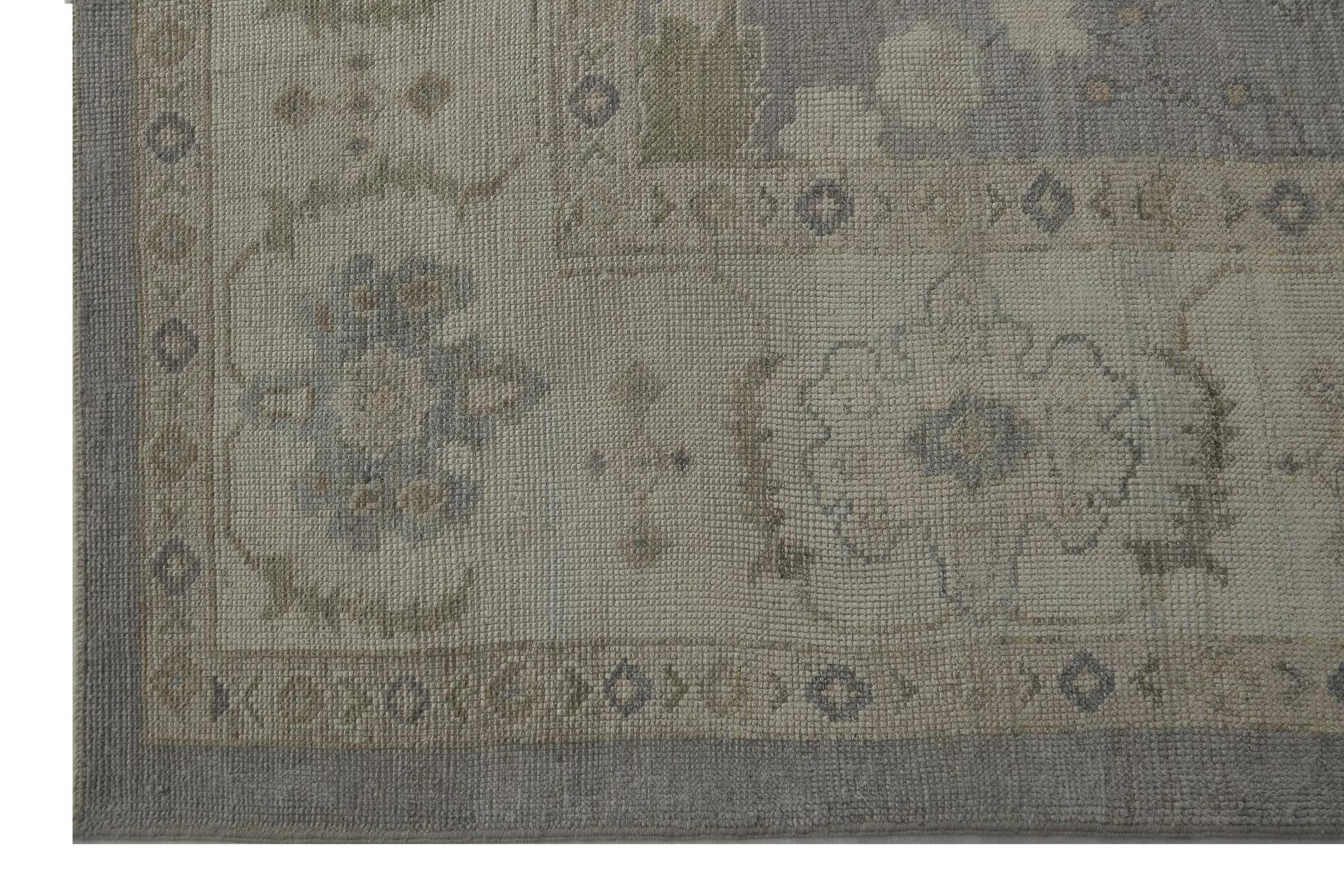 Entdecken Sie die Eleganz von Turkey Oushak mit seinen Teppichen. Dieses exklusive Design, das mit viel Liebe zum Detail entworfen wurde, ist perfekt, um Ihren Raum zu verschönern.