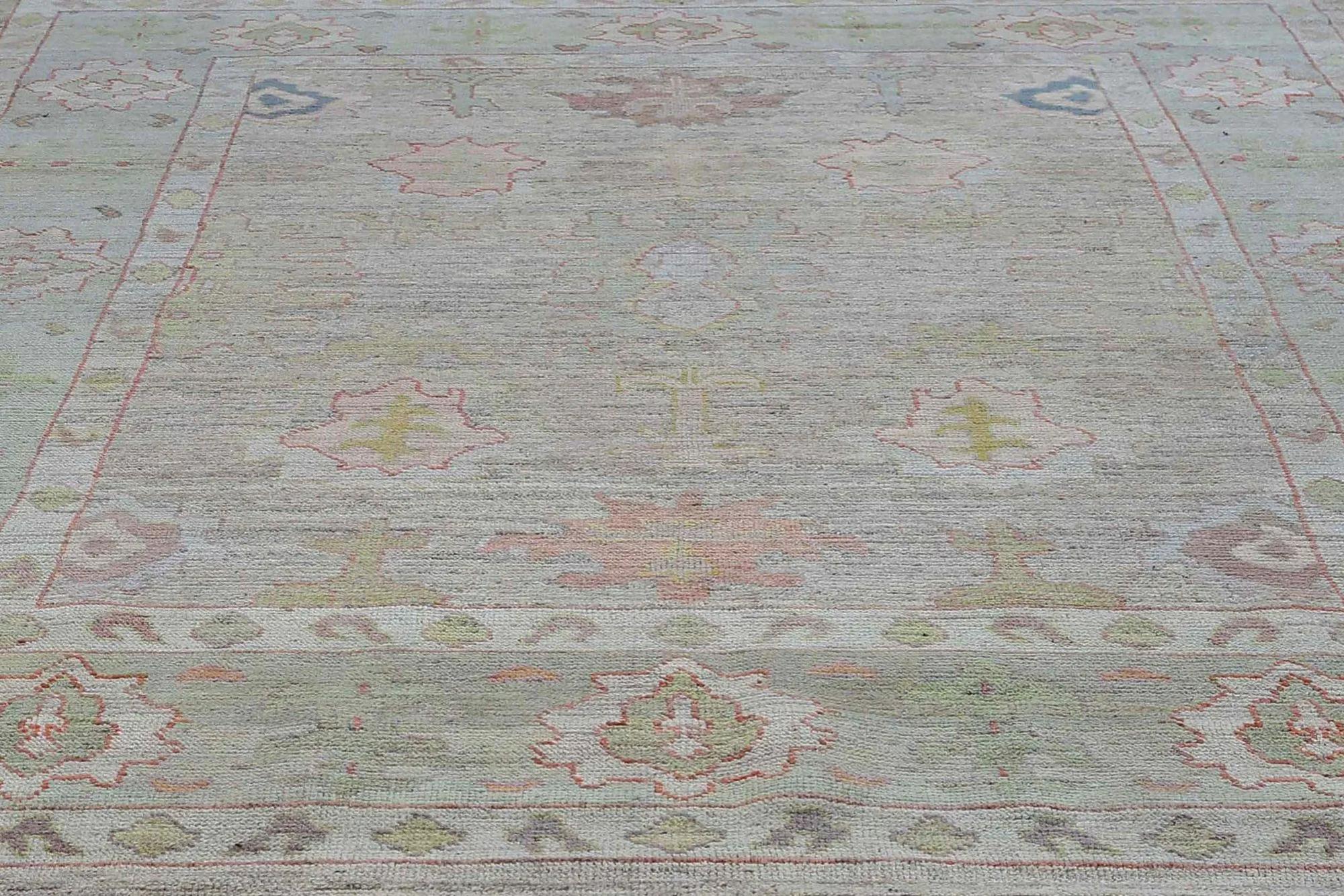 Entdecken Sie die Eleganz von Turkey Oushak mit seinen Teppichen. Dieses exklusive Design, das mit viel Liebe zum Detail entworfen wurde, ist perfekt, um Ihren Raum zu verschönern.