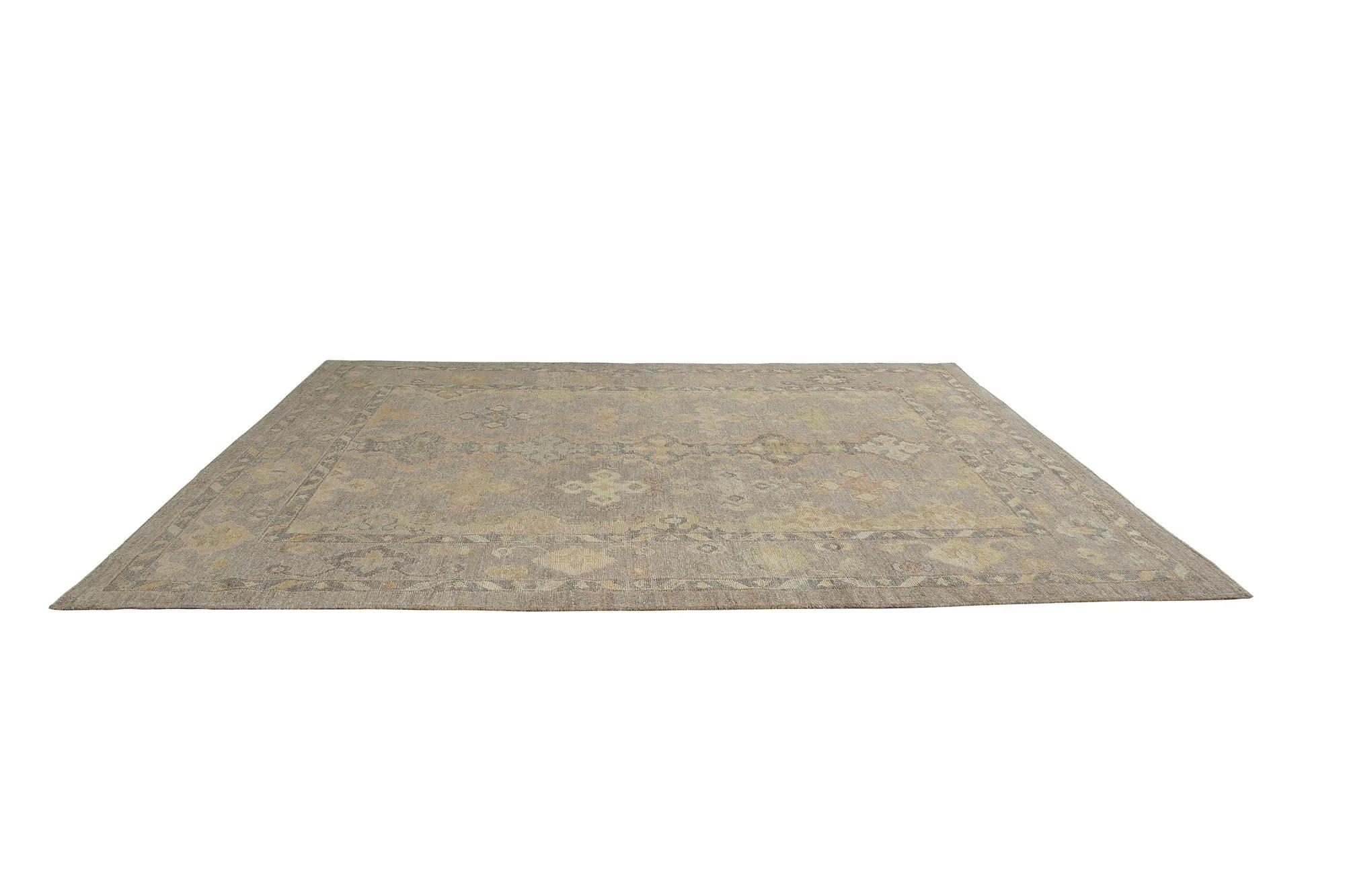 Descubre la elegancia de las alfombras Oushak de Turquía. Diseñado con meticulosa atención al detalle, este diseño exclusivo es perfecto para realzar tu espacio.