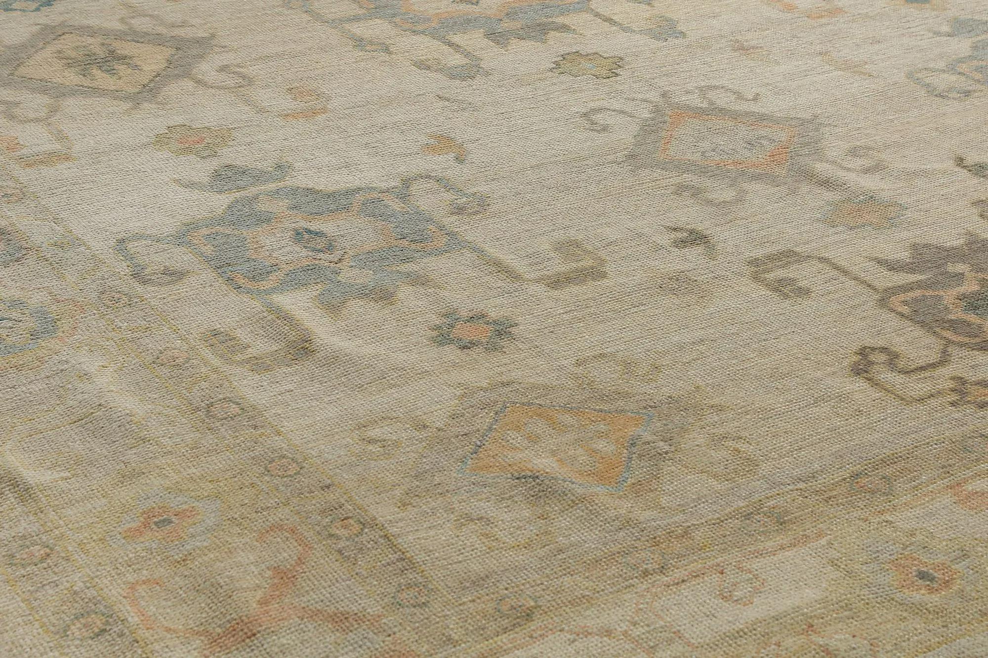 Scopri l'eleganza dei tappeti per l'area della Turchia Oushak. Progettato con una meticolosa attenzione ai dettagli, questo design esclusivo è perfetto per valorizzare il tuo spazio.